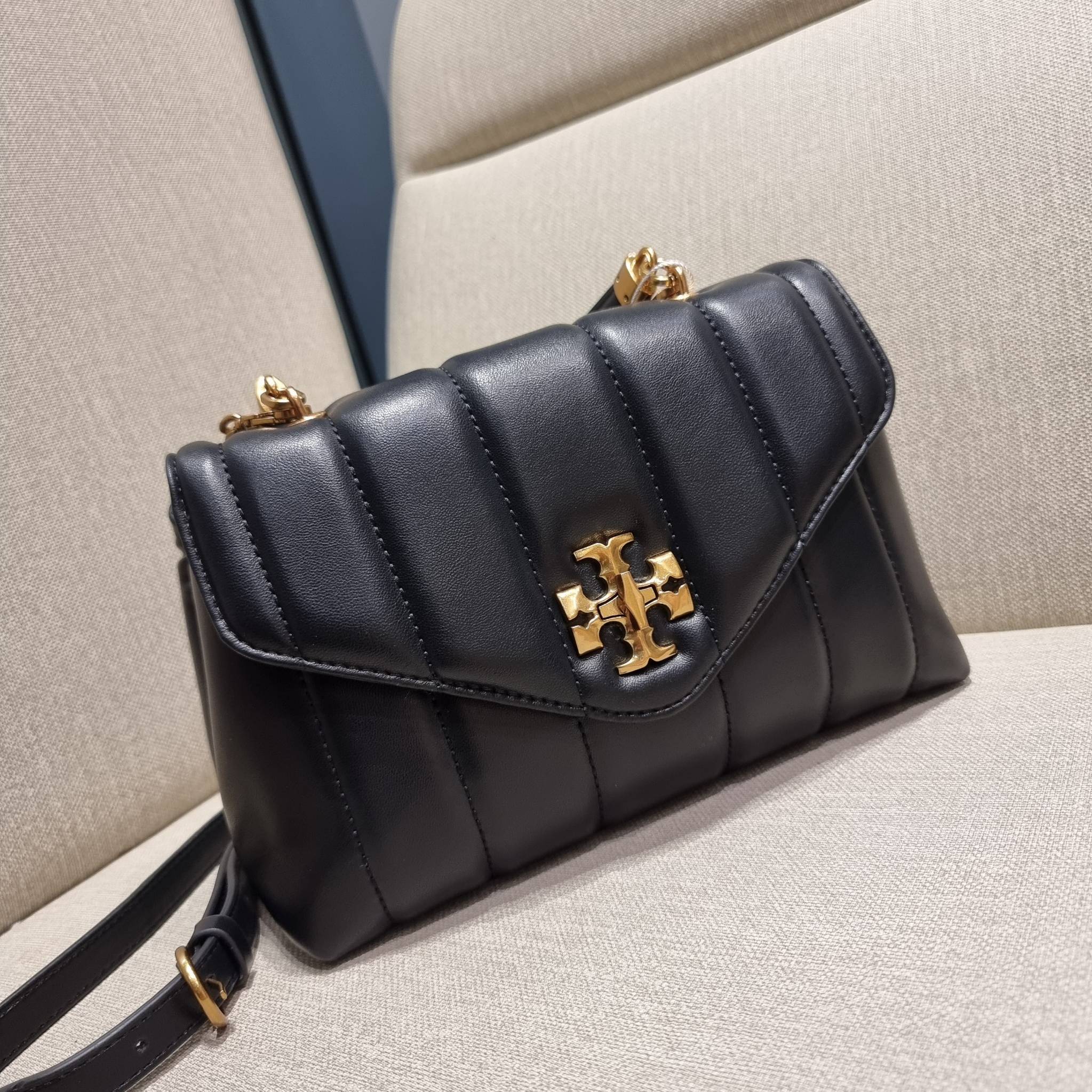 TORY BURCH KIRA QUILTED SMALL SATCHEL มาแล้วด่วนๆ!! กับคอลที่ปังไม่ไหว พร้อมเสิร์ฟสีคลาสสิค กระเป๋าถือ/สะพาย ทรงสวย สะพายคล่องตัว หนังแท้ ดีไซน์บุนวม เส้นคมสวยหรู วัสดุหนังแกะ สัมผัสดีงาม นิ่มมือ เปิด-ปิดด้วยอะไหล่บิดล็อค ภายในเป็นช่องโล่ง มีช่องซิป ใส่ขอ