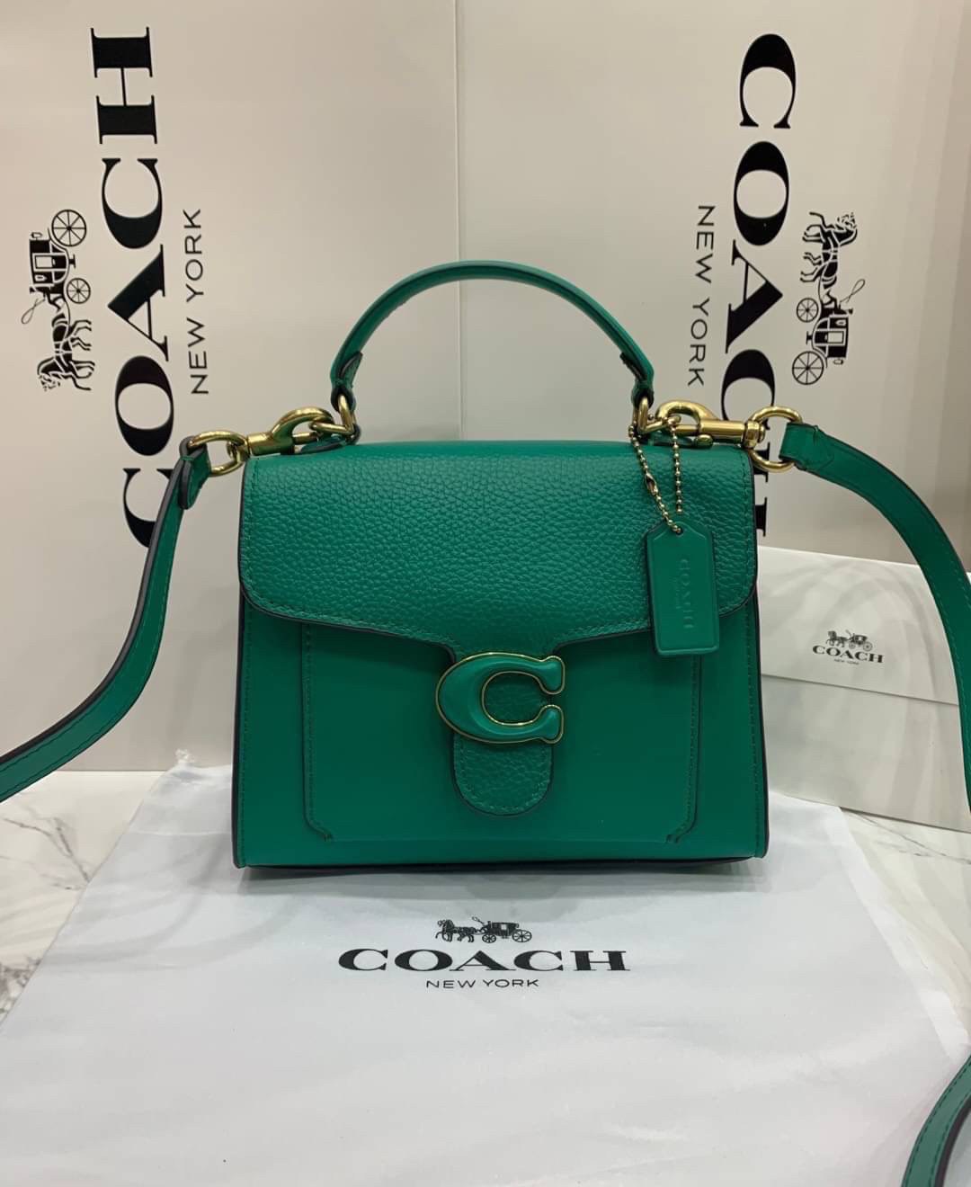 COACH TABBY TOP HANDLE 20 พร้อมส่งที่ไทยค่ะ! กระเป๋าหิ้ว//สะพายข้างได้ หนังแท้อย่างดี กหนึ่งใบทำหนังสองลายได้อย่างสวยงาม พร้อมโลโก้รุ่นใหม่ล่าสุดดูดีมากๆค่ะ เปิดปิดกระเป๋าแบบกดล็อค ภายในมีช่องหลักสองช่อง ใส่มือถือได้ทุกรุ่น;กระเป๋าเงินใบกลางได้;ของจำเป็นจ