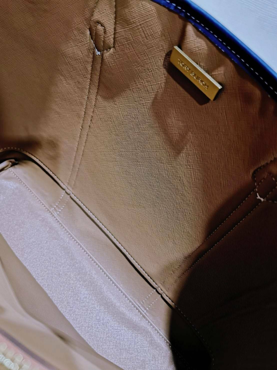 OUTLET 】TORY BURCH FACTORY MONOGRAM JACQUARD LARGE TOTE BAG (L) กระเป๋าถือหรือสะพายดีไซน์ยอดนิยมจาก TORY BURCH FACTORY OUTLET วัสดุ Woven Jacquard & Leather ทอลาย Jacquard Singnature แบรนด์รอบใบปราณีตสวยอยู่ทรงเป็นเอกลักษณ์ ใบใหญ่กำลังดี กว้างและจุได้เยอะ