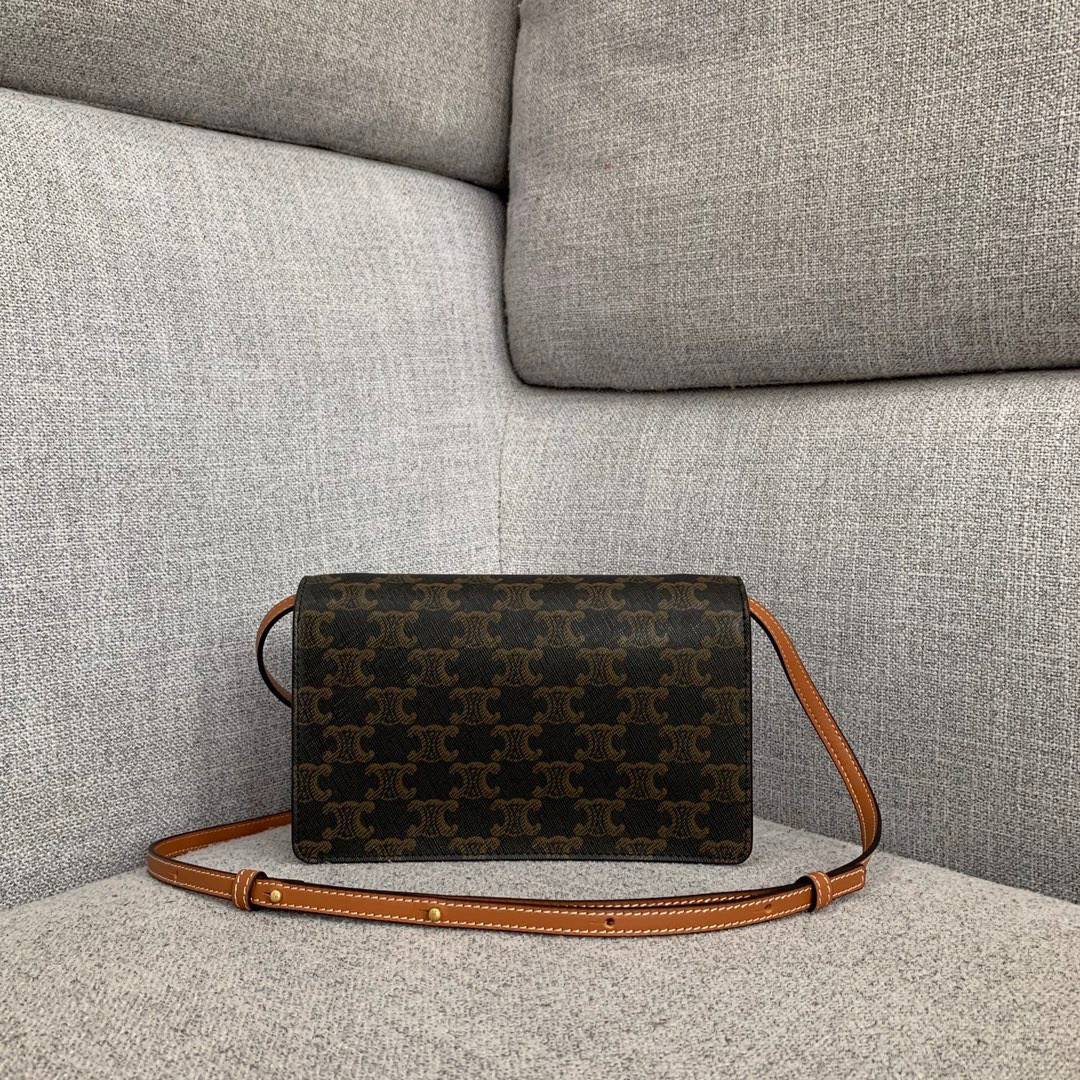 VIP 】หนังแท้ CELINE TRIOMPHE CLUTCH VIP GIFT CELINE IN TRIOMPHE CANVAS AND SMOOTH LAMBSKIN WALLET ON STRAP BAG กระเป๋าทรงสี่เหลี่ยมผืนผ้าหนังสวยหรูอยู่ทรงเปิดปิดด้วยฝาปิดกระดุม2ชั้น ภายในมีช่องแบ่งหลายช่องเป็นสัดส่วน สามารถใส่มือถือของใช้จุกจิกได้เยอะ มาพ