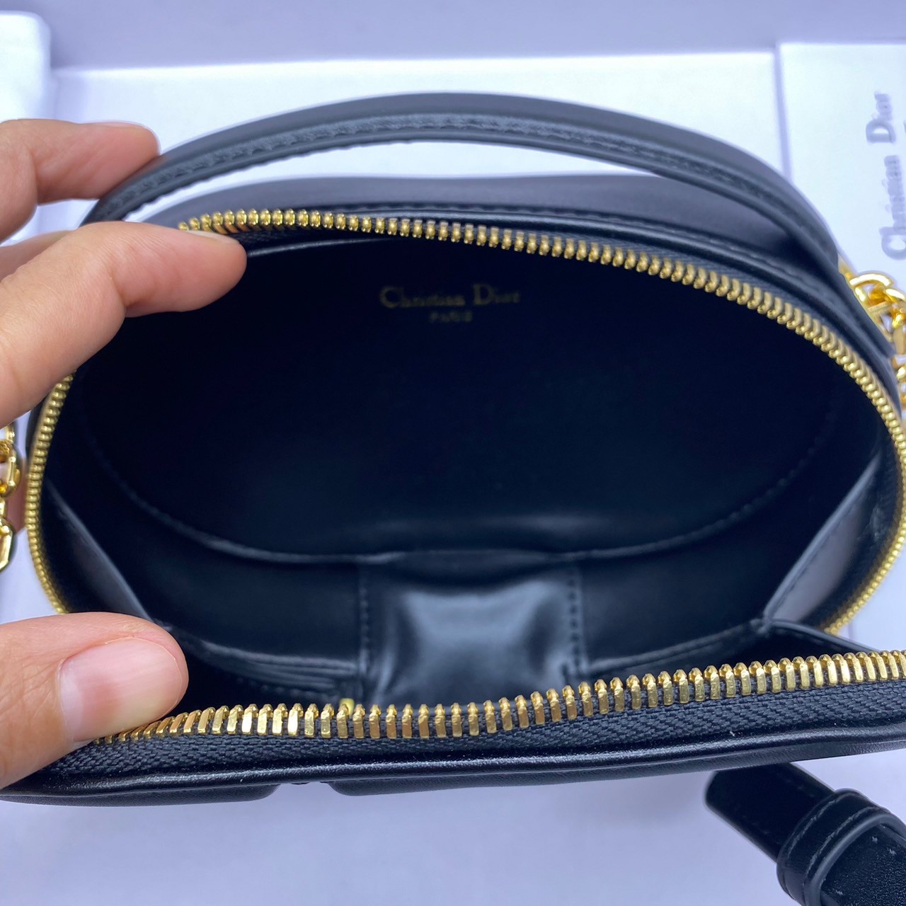 DIOR CD Signature Bag with Strap 17cm / CD OVAL CAMERA BAG / Dior Camera Bag ดีไซส์ใหม่ล่าสุด บ่งบอกถึงความหรู แต่ใช้งานได้โอกาส ใช้ได้ทั้งชายหญิง กระเป๋าสะพายทรงกล้อง ขนาดกะทัดรัด ไซส์สะพายคล่องตัว สีผู้ดีมากๆ