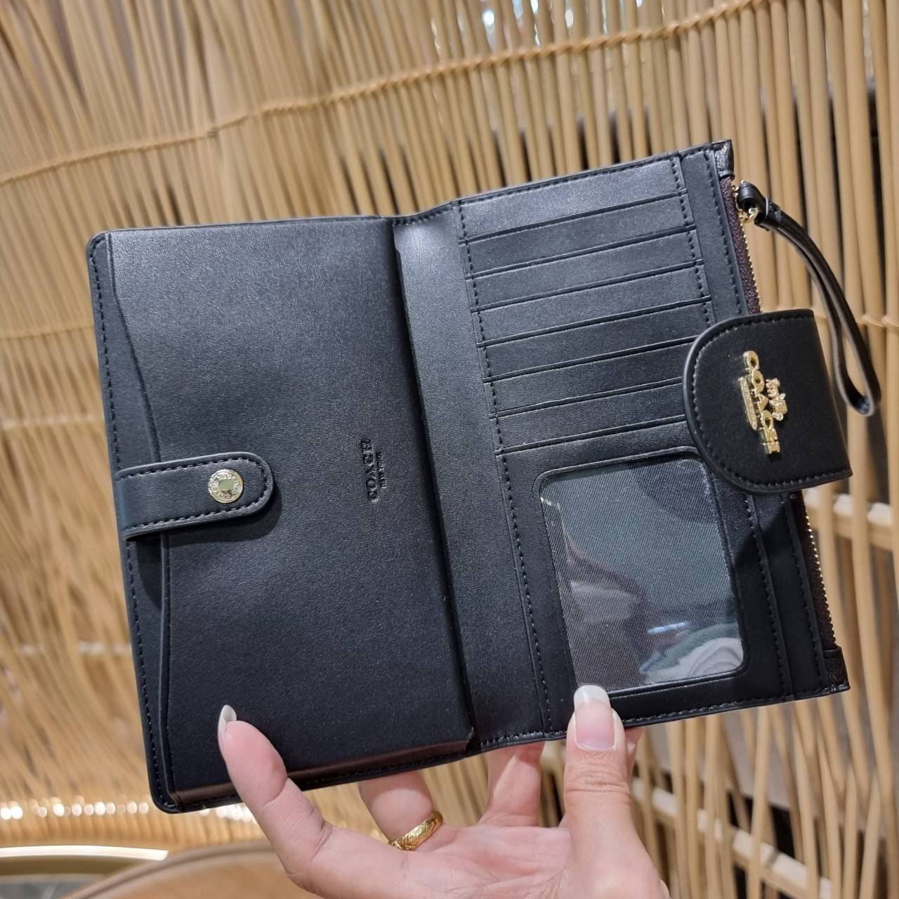 พร้อมส่ง 7 สี COACH C2874 TECH WALLET IN COLORBLOCK SIGNATURE CANVAS จัดให้สีใหม่ก่อนใคร!! ดีไซน์ใหม่ คอลเลคชั่นสวยหรู กระเป๋าสตางค์พร้อมสายคล้องมือ ง่ายต่อชีวิตมากจ้า!! มันดีอะไรเบอร์นี้ ใส่ได้ทั้งบัตร และโทรศัพท์ก็ใส่ได้ทุกรุ่น แถมยังมีช่องซิปแยกไปอีก ช