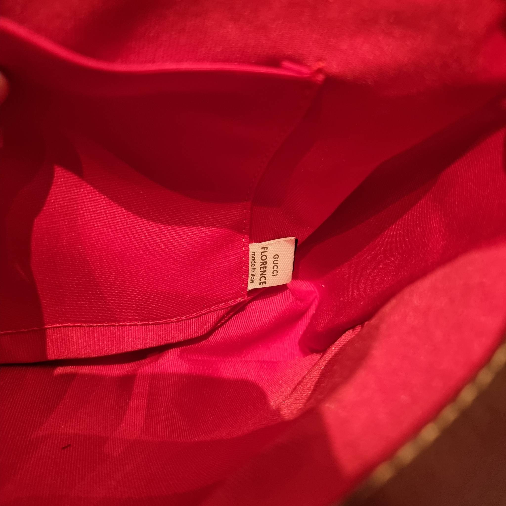 Gucci GG Supreme messenger bag GC MESSENGER VINTAGE BAG กระเป๋าสะพายข้างทรงแมสเซนเจอร์ ย้อนยุค ลุคผู้ดีแบบลูกคุณ ดีไซน์ unisex ใช้ได้ทั้งชายและหญิง พรีเมี่ยมกิ๊ฟวีไอพี วัสดุหนังแคนวาส ใช้งานง่ายด้วยฝาเปิดกระดุมแม่เหล็ก ด้านหลังมีช่องเก็บของจุกจิกได้ ภายใน