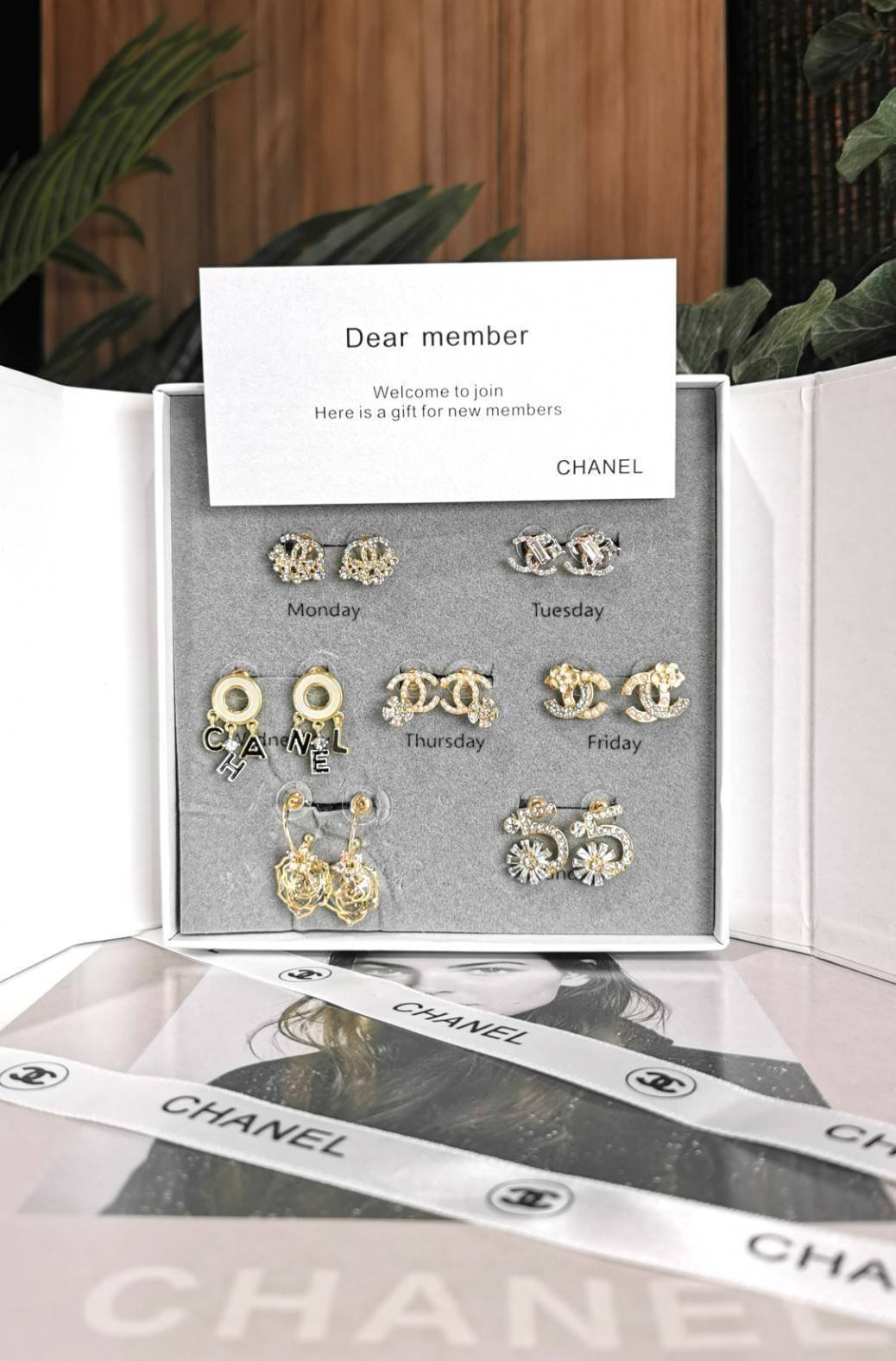 แพ็คสุดคุ้ม! CHANEL 7Days EARRING VIP ชุดกิ๊ฟเซทสุดเลอค่า ไอเท็มหายากชวนสะสมมาเป็นชุดให้ถึง7แบบ7สไตล์สลับใช้ ดีไซน์สวยเลอค่าสุดคลาสสิค จองด่วนไอเท็มแบบนี้นานๆจะหลุดมาให้ช้อป จะซื้อใช้เองหรือมอบเป็นของขวัญก็เลิศหรูดูดีมาใน Original Package มีกล่อง ริบบิ้น 