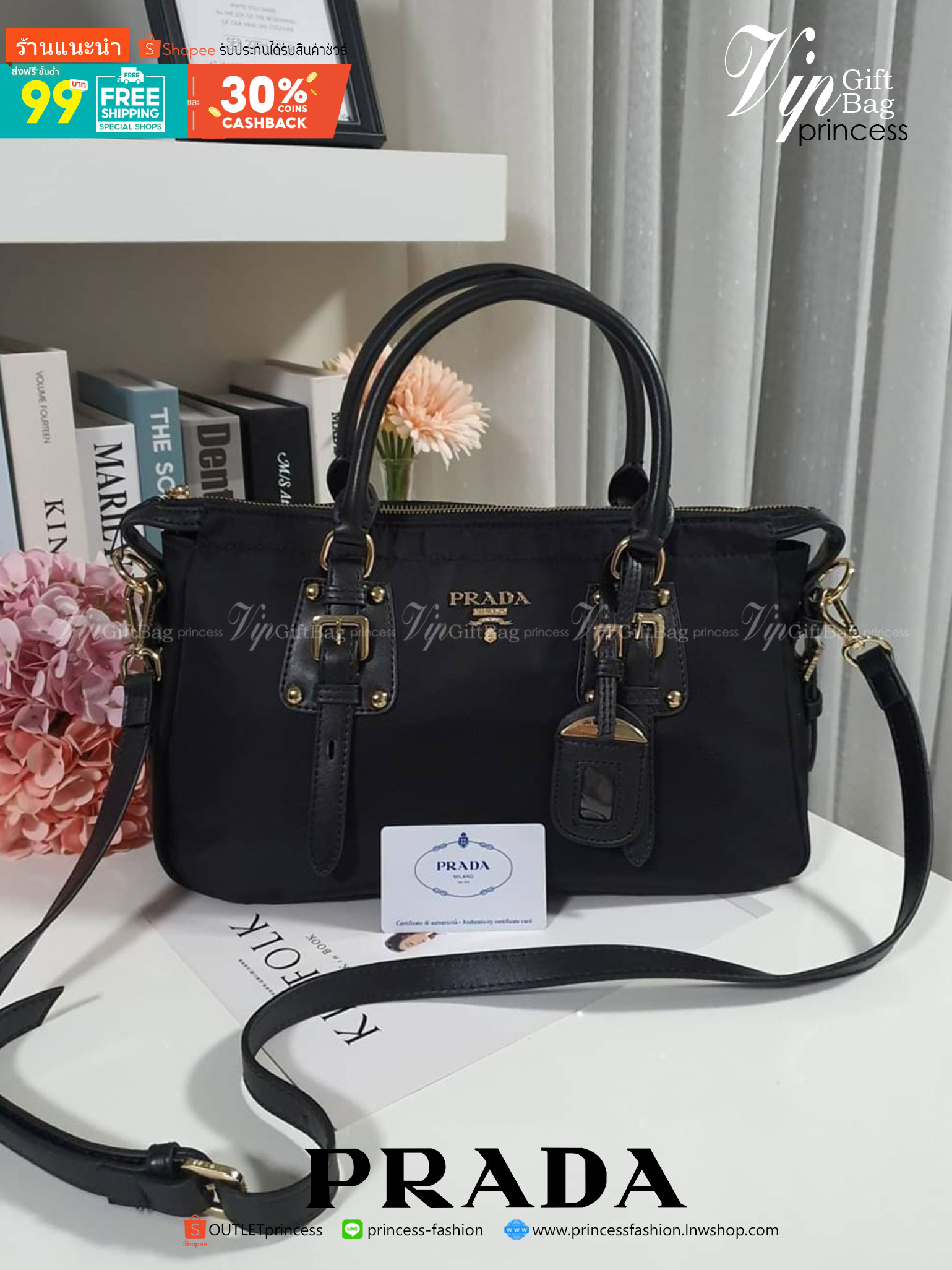 รุ่นยอดฮิต !!! ปังปุริเย่ 🎉🎉 กระเป๋าทรง HANDBAG จากงานพรีเมี่ยมกิ้ฟ จากเคาเตอร์ต่างประเทศ มาแล้วค่า กระเป๋าถือทรงหรู จากแบรนด์ PRADA เป็น กระเป๋าผ้าไนล่อน ตกแต่งรอบใบได้ **สวยมาก ด้านในมีช่องซิปและช่องใส่ของ เป็นสัดส่วน อะไหล่ทองหรู ขนาดกำ