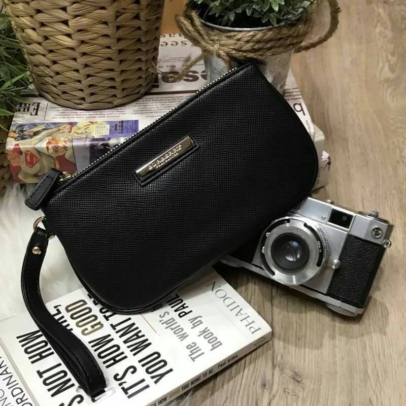 BURBERRY FRAGRANCES SIMPLE PURSE WRISTLET Gift With Purchase Limited Edition พรีเมี่ยมกิ๊ฟจากเคาน์เตอร์น้ำหอม BURBERRY FRAGRANCES วัสดุหนัง Saffiano สีดำประดับโลโก้แบรนด์สีทอง มีสายคล้องมือ เปิดปิดด้วยซิป ภายในมีโลโก้ สามารถใส่มือถือได้ทุกรุ่น ใส่แบงก์พัน