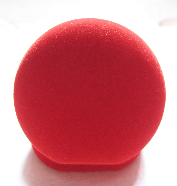 กล่องใส่แหวนทรงกลมสีแดงค่ะ