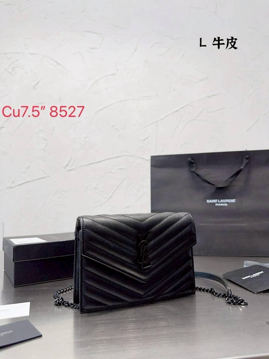 YSL Envelope Woc Bag กระเป๋าสะพายรุ่นในตำนาน ดีไซน์เรียบหรู โดดเด่นด้วยโลโก้ด้านหน้า เพิ่มดีเทลความผู้ดี
