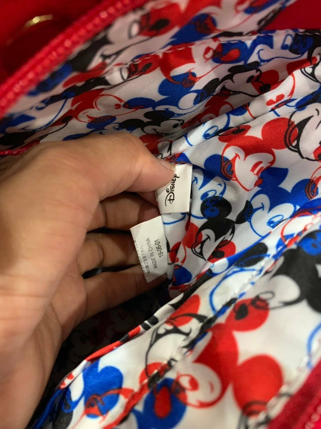 ANELLO MICKEY LIMITED EDITION MEDIUM DT-G004 เอาใจวัยรุ่นกับอีกหนึ่งคอลเลคชั่นน่าสะสมจากมิกกี้ เมาส์และมินนี่ เมาส์ ที่วาดลวดลายของตัวการ์ตูนยอดฮิตลงบนกระเป๋าให้เป็นซิกเนเจอร์กับรูปแบบทรง medium tote ขนาดกลางกำลังดี อีกทั้งยังเลือกใช้วัสดุอย่างผ้า Canvas 