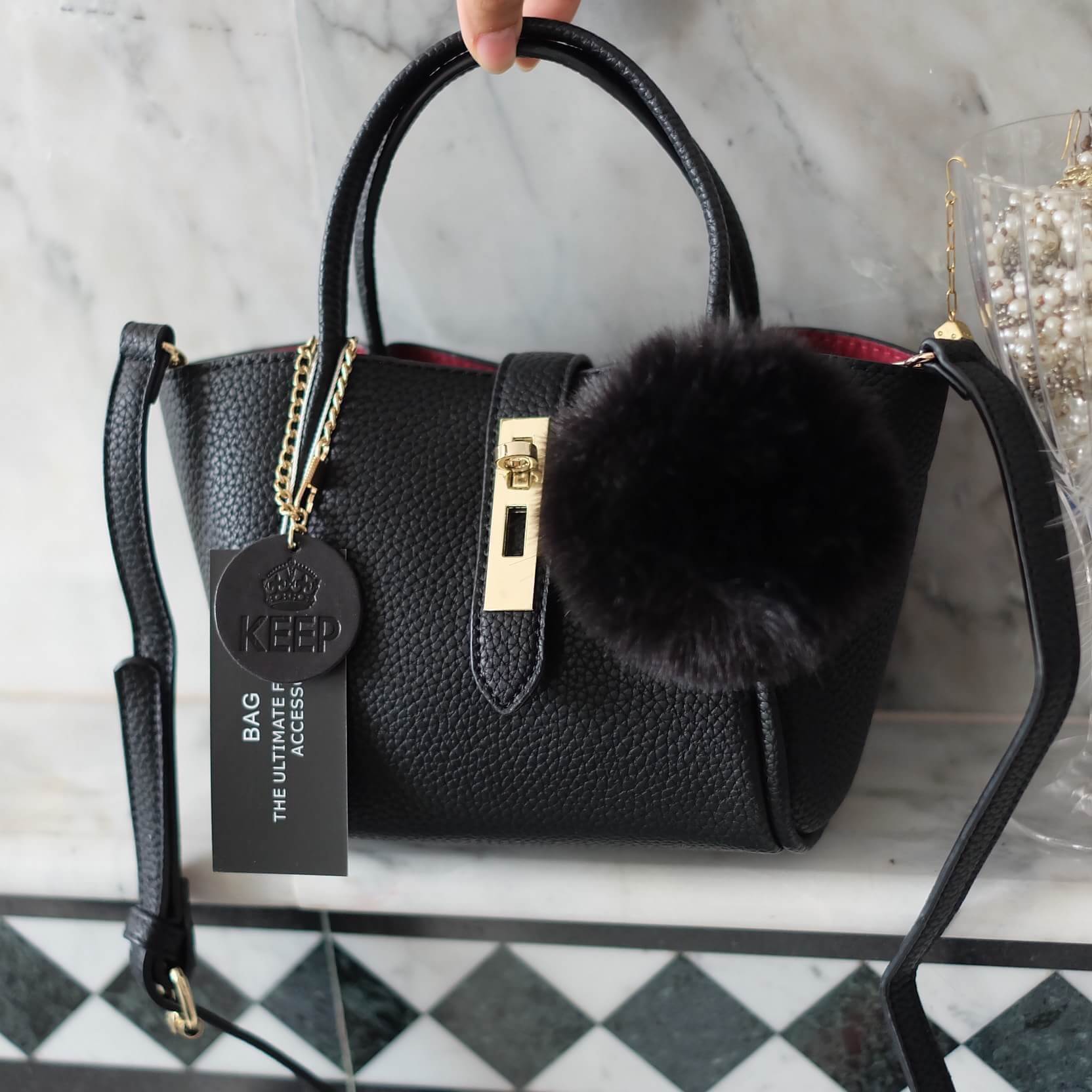 รุ่นมาใหม่ everyday keep handbag 👑สวย หรู เวอร์วัง อีกแล้วค่า 👍 กระเป๋า ถือ//สะพายข้าง หนังสวยๆ มาพร้อมพวงกุญแจ ปอมปอม ฟรุ้งฟริ้ง น่ารักมาก เข้ากับกระเป๋าคะ ตัวกระเป๋าเป็นหนังวัวสังเคราะห์ อย่างดี เนื้อนิ่มหนา อยู่ทรง มีกระเป๋าเล็กๆด้านในแ