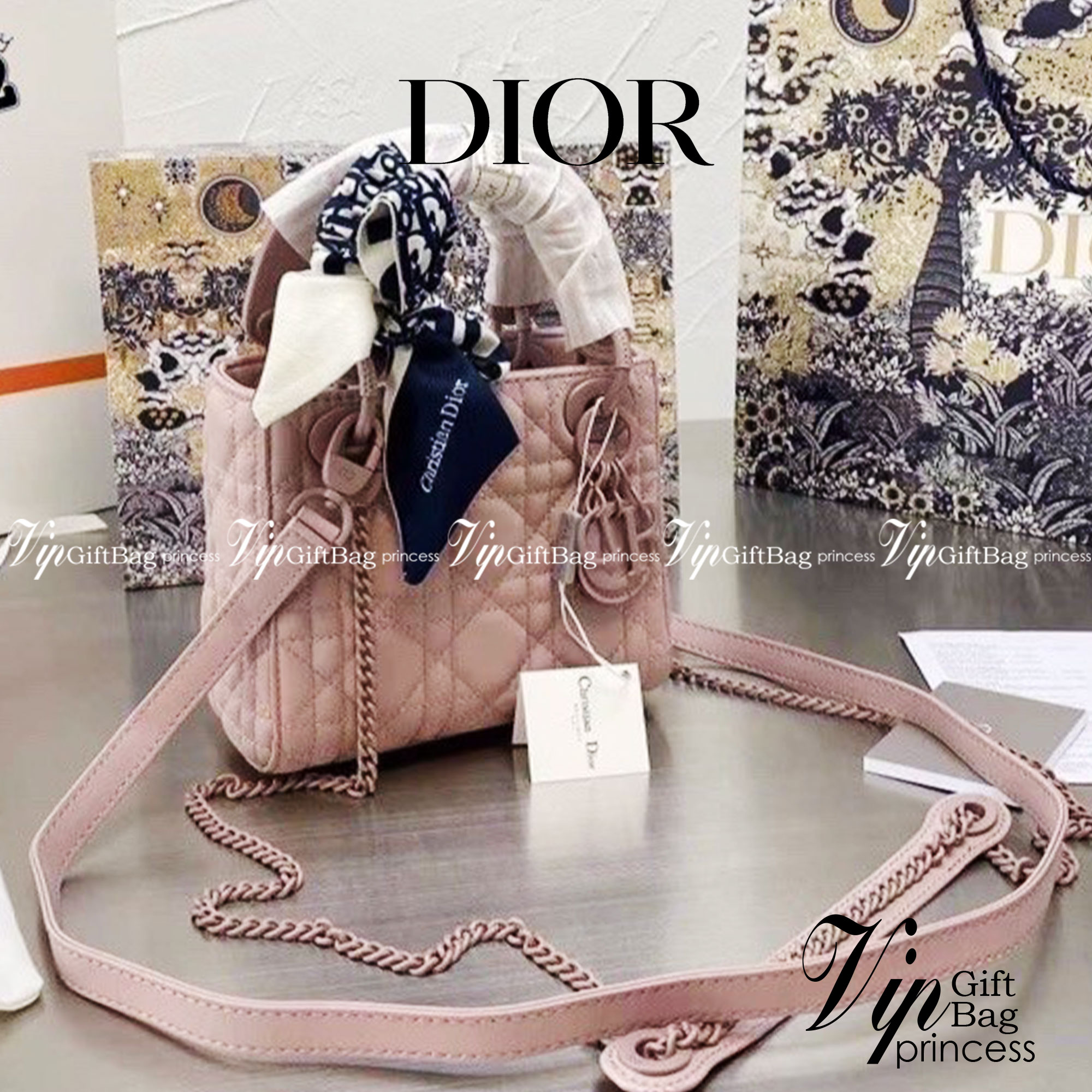 DIOR CD LADY BAG / Christian Dior Lady Dior Ultra-Matte Bag พร้อมส่ง 5 โทนสีพาสเทลหวานๆ น่ารักละมุน ตัวห้อยโลโก้โทนสีเดียวกระเป๋า น่ารักมากค่ะ ดีไซน์เรียบง่าย แต่แฝงไปด้วยความหรูหรา ทรงกล่องคลาสสิค วัสดุหนังแท้ มีหูจับในตัวและสายครอสบอดี้สุดเลิศ มาพร้อมสา