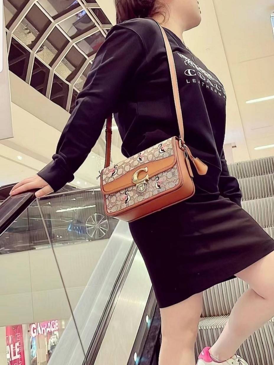 COACH STUDIO SHOULDER BAG IN SIGNATURE JACQUARD WITH PENGUIN MOTIF (C7935) กระเป๋าสะพาย ดีไซน์เฉียบ! สุดคลาสสิค ที่เป็นเอกลักษณ์เฉพาะตัว//วัสดุ JACQUARD พิมพ์ลาย SIGNATURE ผสมหนังแท้ รูปทรงสวย ดีเทลเรียบหรู เพิ่มดีไซน์โดดเด่น ด้วยการปักเย็บ รูปเพนกวินสุดน