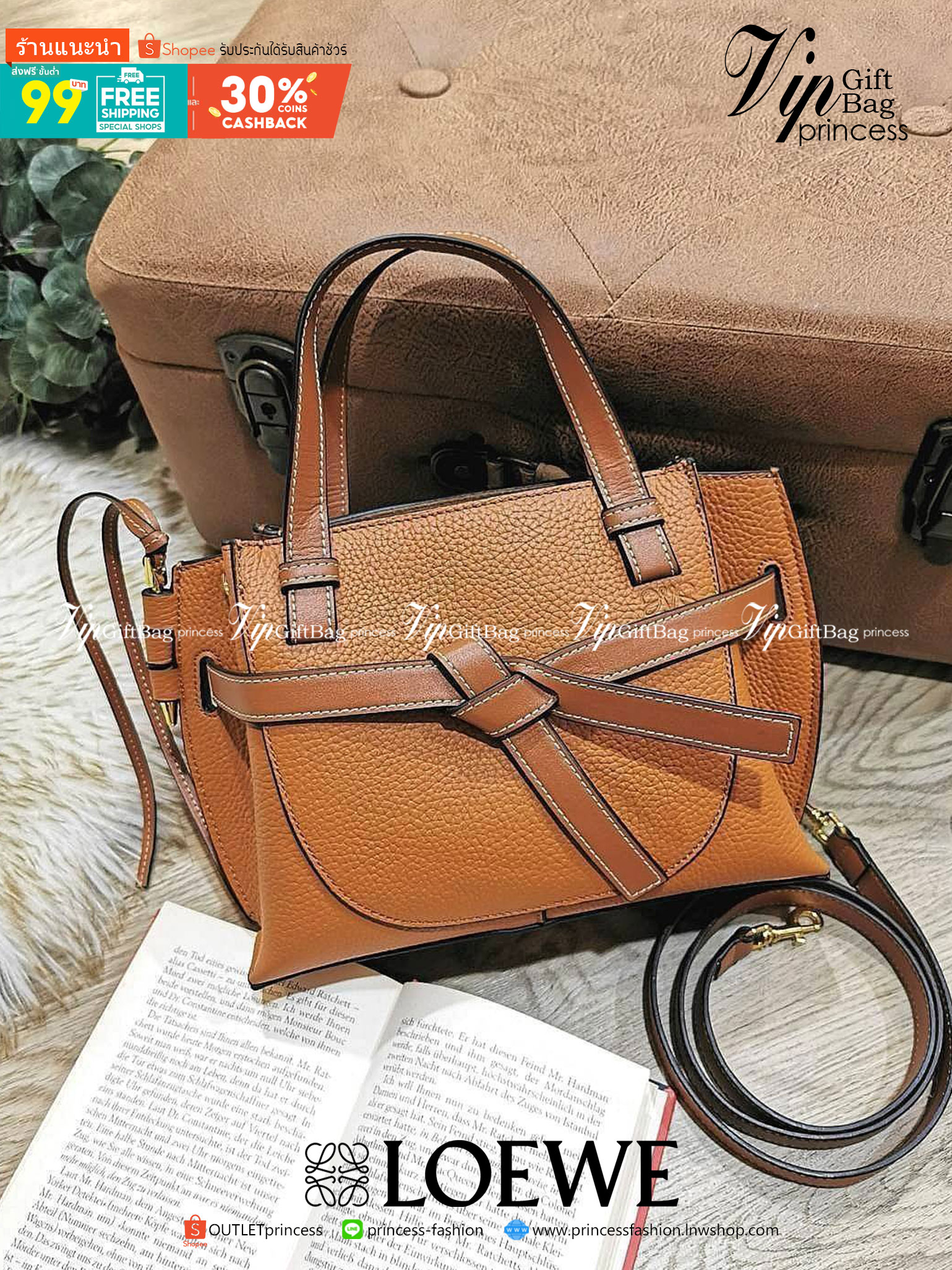 VIP 】LOEWE HANDBAG VIP GIFT WITH PURCHASE (GWP) กระเป๋าถือหรือสะพาย รุ่น Limited จาก LOEWE DUTYFREE วัสดุ Calfskin หนังแท้รูปทรงอานม้าสวยอยู่ทรงด้านหน้าตกแต่งด้วยสายหนัง (Belt) ประดับอะไหล่แบรนด์สีทองรูปกลอนประตูด้านข้างเป็น Signature ภายในโล่งกว้าง ใส่มื