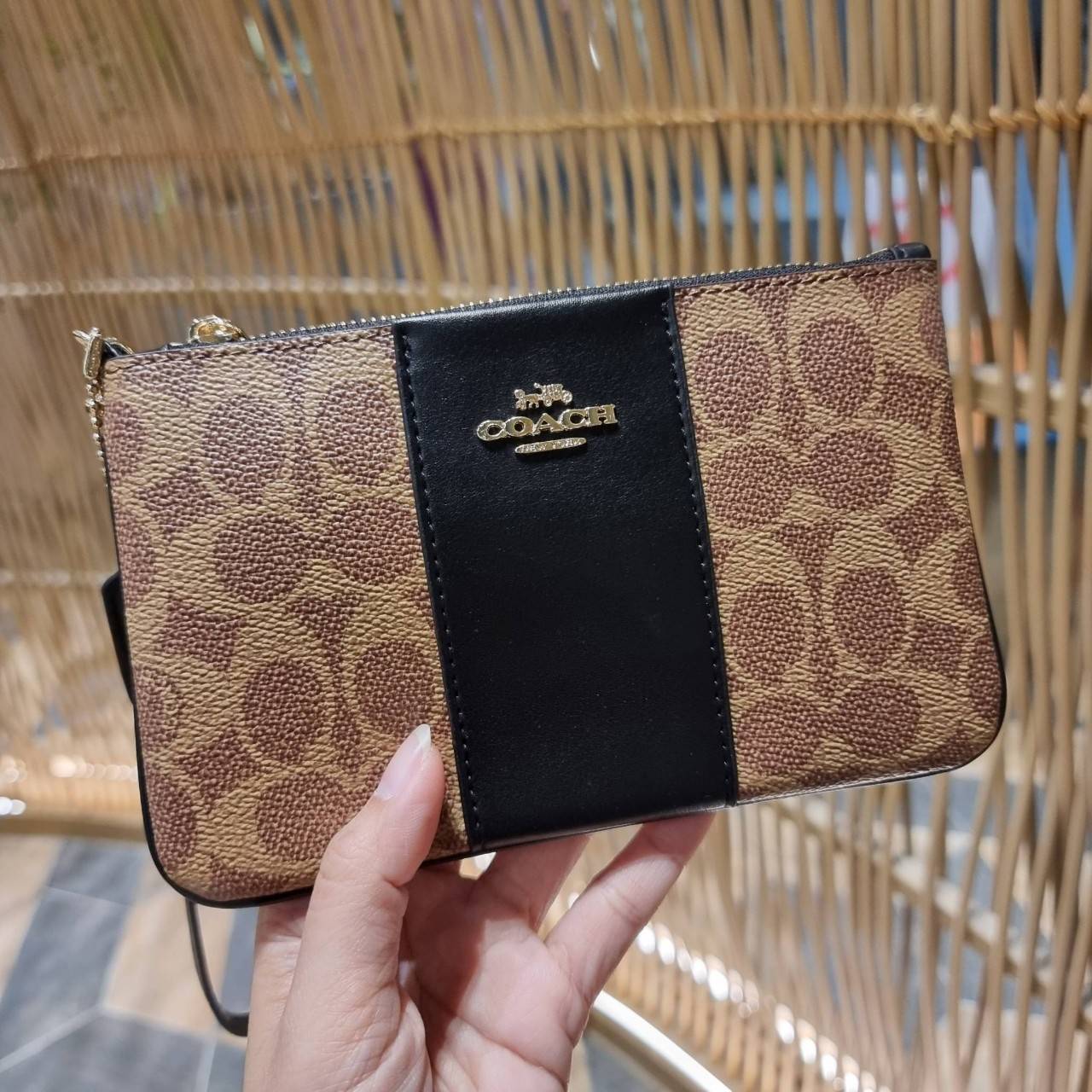 COACH 32445 SMALL WRISLET IN COLORBLOCK SIGNATURE CANVAS คอลเลคชั่นคัลเลอร์บล็อคสวยหรู ในรูปแบบกระเป๋าคล้องมือ ขนาดพกพา ไซส์กำลังสวยมากๆ พกง่ายไปเลยจ้า วัสดุหนังแคนวาส ตัดหนังแท้ ภายในโล่ง มีช่องใส่บัตร ตอบโจทย์สาวๆที่ไม่ชอบความพะรุงพะรัง พกใบนี้คือสะดวกส