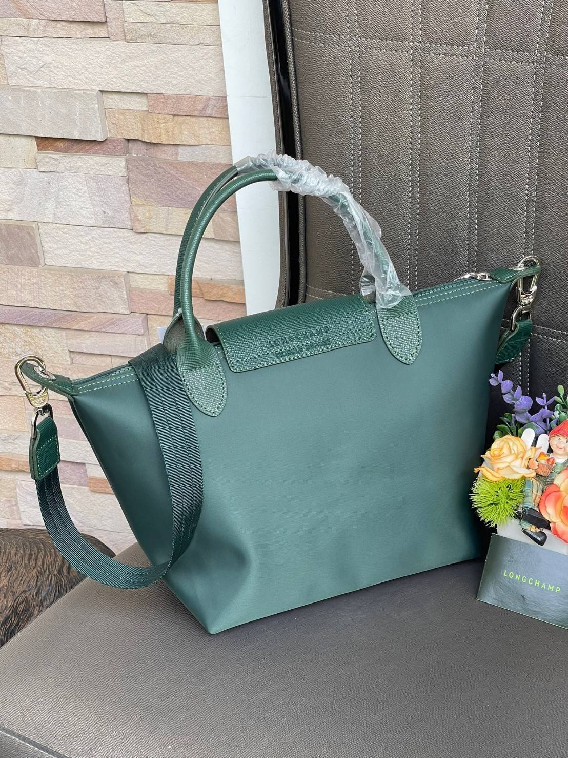 Longchamp Le Pliage Neo Size S มาพบกับกระเป๋ารุ่นยอดนิยม ที่สาวๆ ต้องมีไว้เก็บไว้สักใบ กระเป๋าโท้ทใบนี้ มาพร้อมกับสีที่มีสไตล์เรียบง่าย มีสายสะพายยาวช่วยให้คุณสามารถสะพายไหล่ได้อย่างสบาย ในขณะที่ที่ปิดแบบซิปช่วยให้คุณมั่นใจได้ว่าของด้านในมีความปลอดภัย Le 