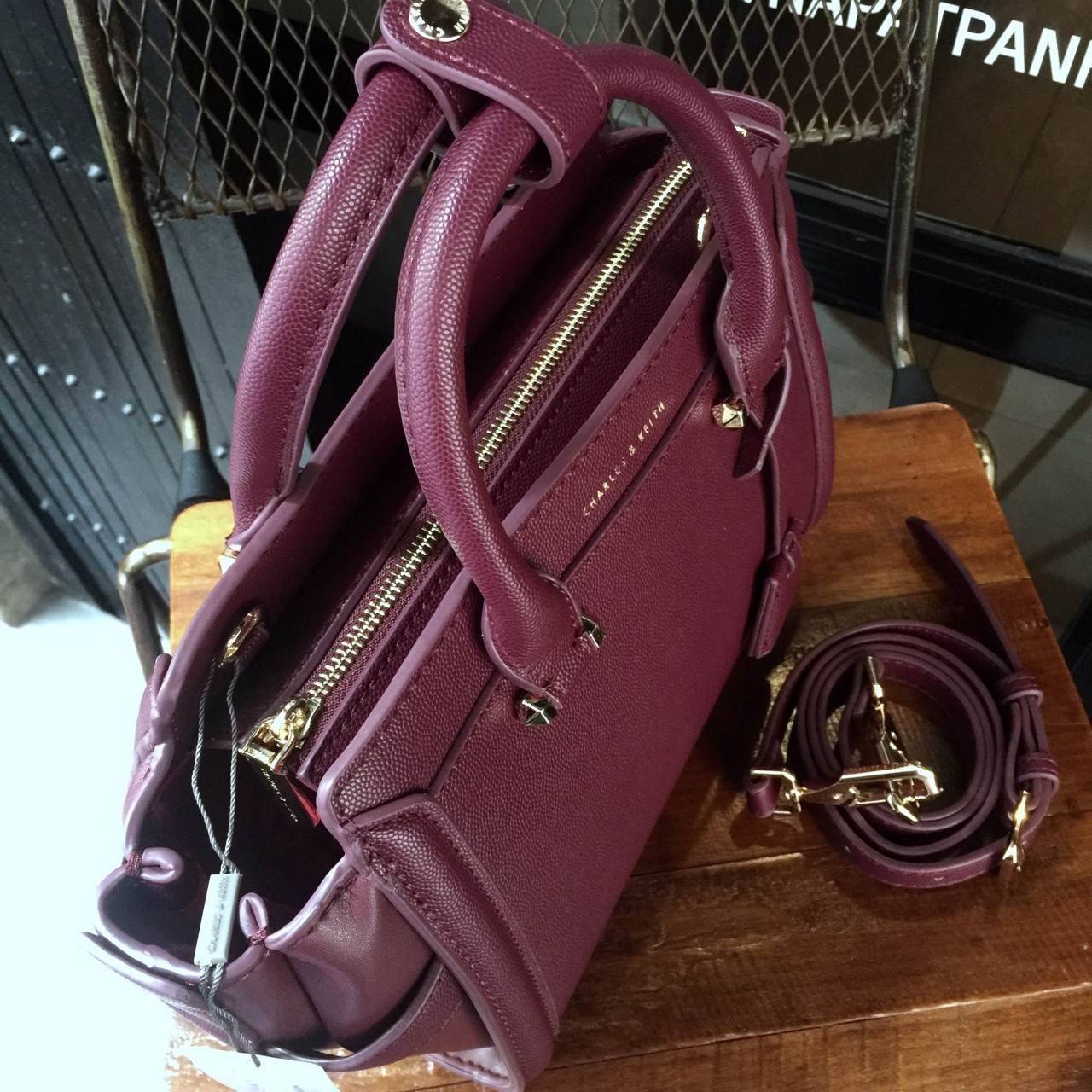 Charles&keith Structured Trapeze Detail Bag สำหรับคอลเลคชั่นใหม่ 2018 เพิ่มสีสวยๆโดนใจให้คุณได้เลือก ตัวกระเป๋าวัสดุหนัง PU อยู่ทรงน่าใช้ ภายในช่องใหญ่จุของได้เยอะม๊วกกก ช่องซิปเล็กด้านใน และช่องเก็บของจุกจิก เปิด-ปิดด้วยซิปรูดลื่นใช้งานคล่องตัว สายสะพายถ