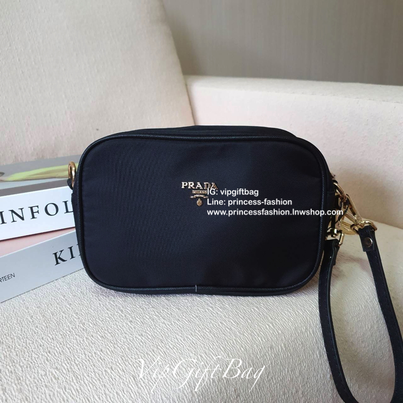 กระเป๋าทรง mini crossbody จากงานพรีเมี่ยมกิ้ฟแบรนด์ดัง PRADA วัสดุ Nylonสุดหรูอย่างดี สามารถกันน้ำได้ ทั้งใบ ขนาดกำลังดีน่ารัก🐰 ด้านในมีช่องแบ่งใส่ของใส่ของจุกจิกได้ ใส่โทรศัพท์ได้ทุกรุ่น คสอ. ใช้แล้วสวยมากๆ อะไหล่ทองปั้มแบรนด์ทุกจุด คุ้มเกินราคาค