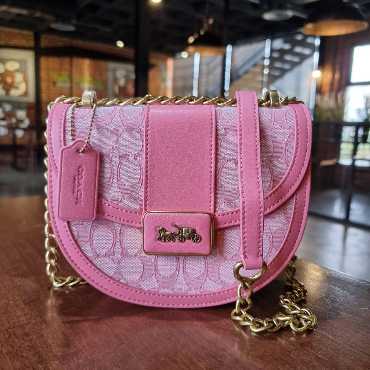 COACH ALIE SADDLE BAG JACQUARD IN SIGNATURE ((C4694//C3464)) พร้อมส่งที่ไทย รุ่นใหม่ล่าสุดค่ะ! กระเป๋าสะพายข้าง//ครอสบอดี้ร์//หรือทบสายคู่สะพายไหล่ได้ค่ะ วัสดุJacquard+หนังแท้ ได้สวยงามลงตัวมากๆ เปิดปิดกระเป๋าแบบกดล็อค มีอะไหล่โลโก้แบรนด์โดดเด่นปนคลาสสิค
