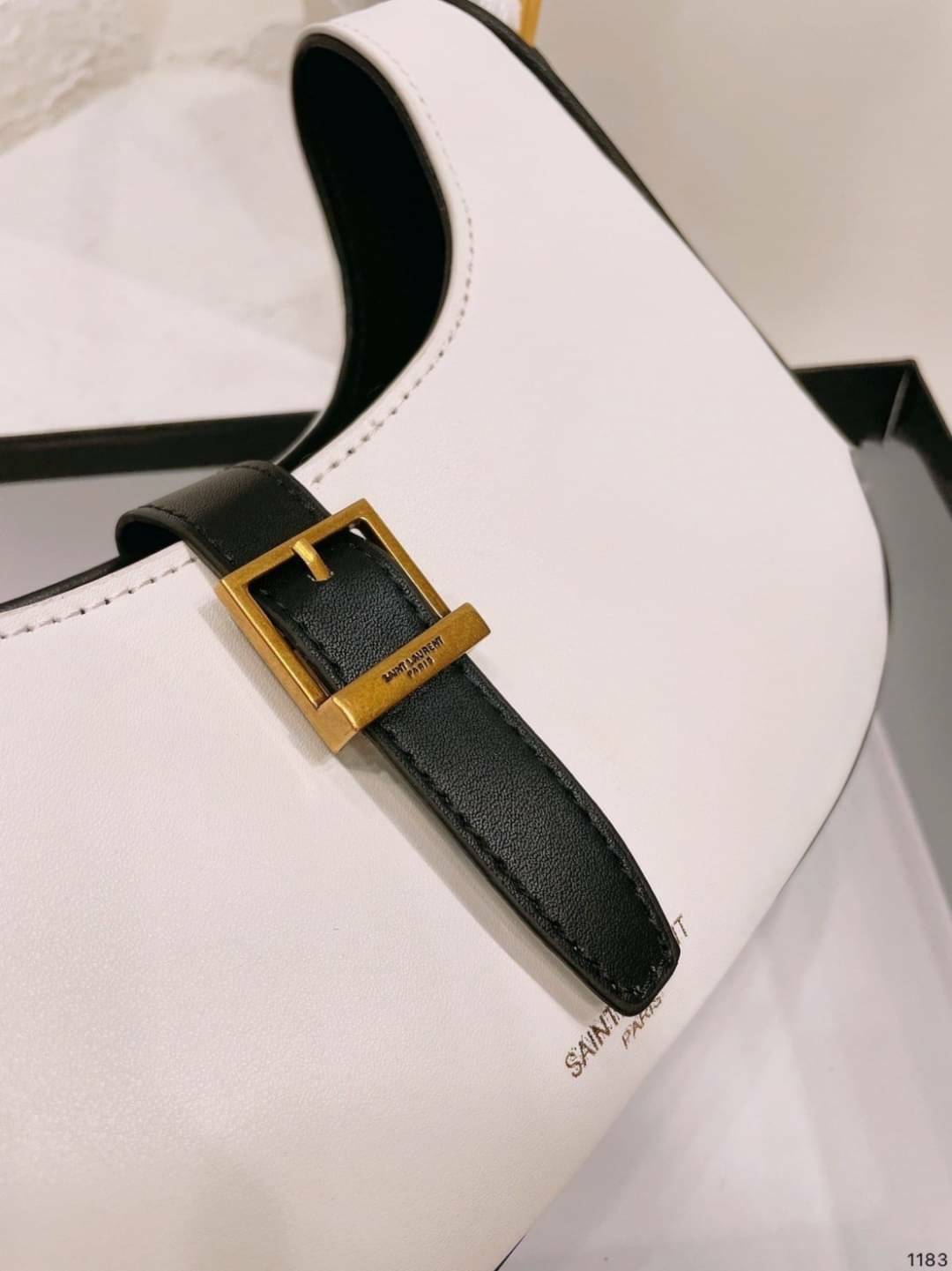 VIP 🥂 YSL HOBO LE FERMOIR / Yves Saint laurent le fermoir hobo bag in shiny leather กระเป๋าสะพายไหล่ ดีเทลหรู สวยครบทุกมุม ตอบโจทย์สาวๆทุกไลฟ์สไตล์ เพราะใช้งานได้ง่ายและสะดวก สัมผัสดีงามมากๆ น้ำหนักเบา ดูแพงที่สุด ปากกระเป๋ามีสายคาด กันของหล่นได้ร