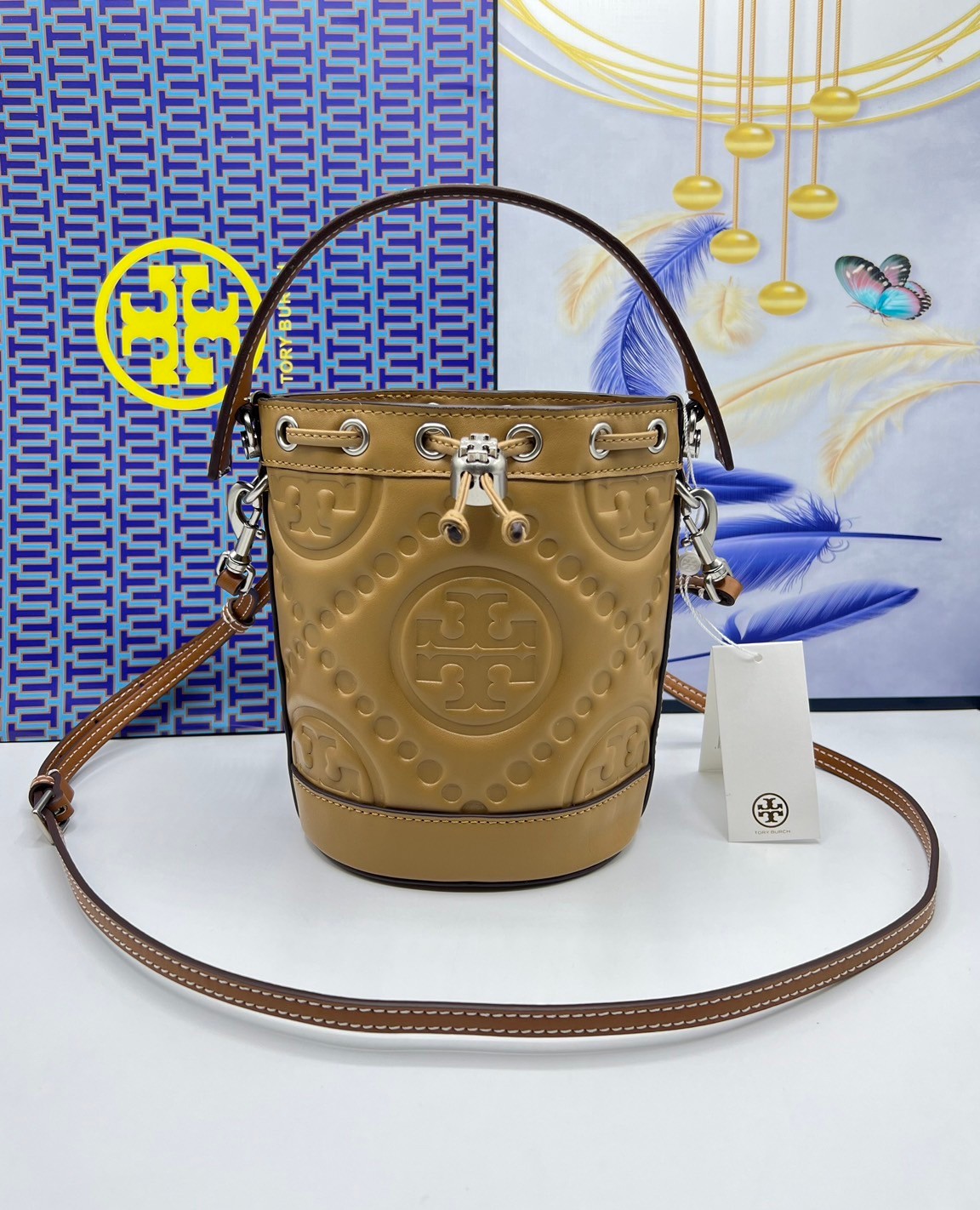 6 สี Tory Burch Puffy Mini / Tory burch T Monogram Puffy Patent Mini Bucket Bag / Tory Bucket Bag กระเป๋าบัคเกต size เล็ก โดดเด่นด้วยโลโก้ตัวนูนปั๊มด้านหน้า