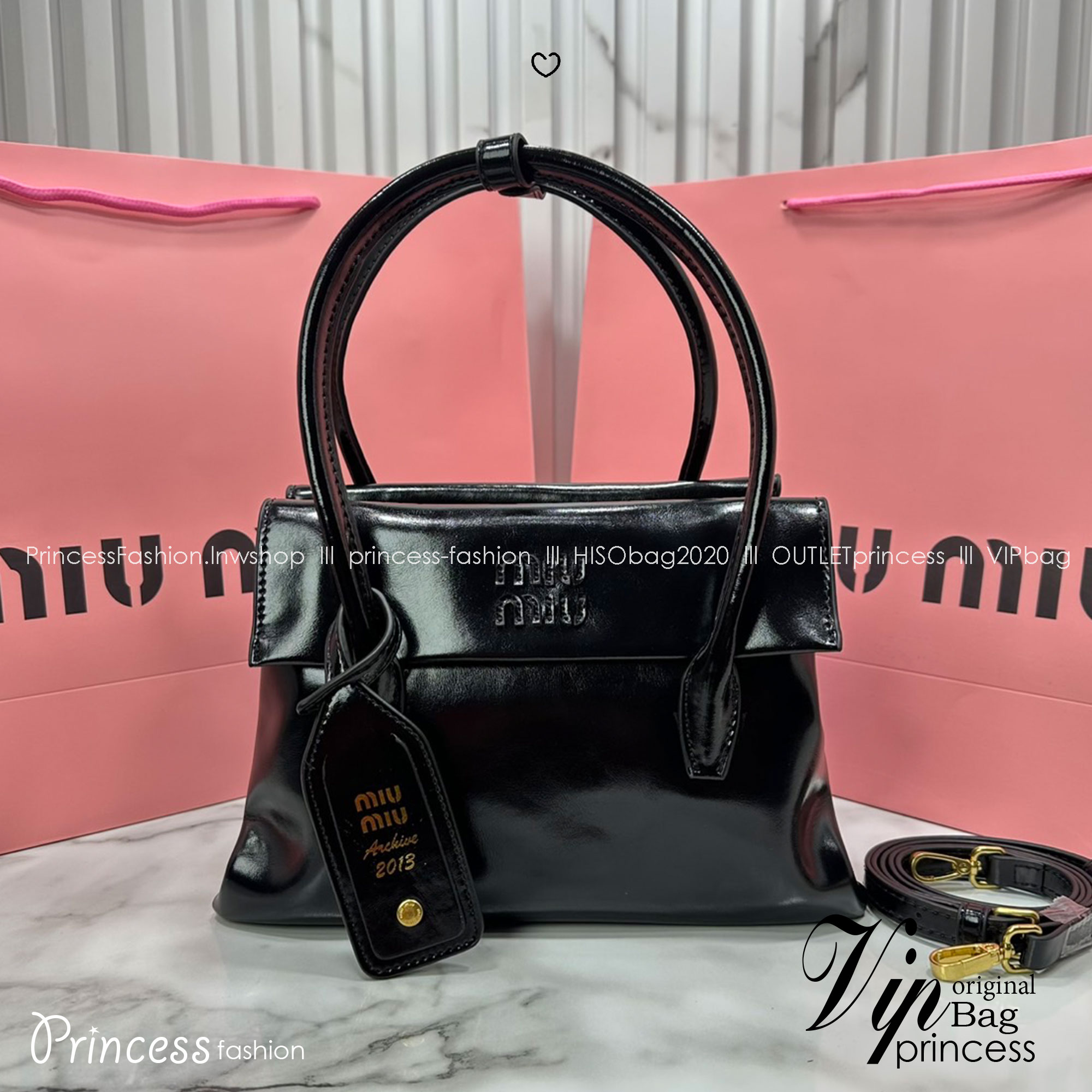 ORI หนังแท้ | Miu Miu Solitaire leather bag กระเป๋าสะพายทรงโท้ทโฮโบ เรียบง่าย เรียบหรูดูลัคชูสุดๆ สวยก่อนใครกับคอลใหม่ล่าสุดตัวแม่ตัวมัมไม่ควรพลาด จะของได้เยอะ ขนาดสะพายกำลังสวย สะพายไปทำงาน ไปเรียน ไปเที่ยวได้หมด ครบจบในใบเดียว