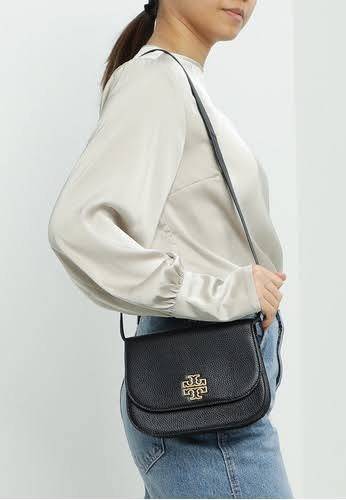 TORY BURCH BRLTTEN SMALL SADDLE BAG / Tory Burch Britten Flap Shoulder Bag กระเป๋าสะพายข้าง วัสดุหนังแกะแท้ ด้านหน้าประดับโลโก้แบรนด์ เปิด-ปิดกระเป๋าแบบกระดุมแป็กแม่เหล็กแน่นหนา ภายในมีช่องหลัก ใส่กระเป๋าเงินใบกลาง มือถือได้ทุกรุ่น มีช่องแยกใส่ของจุกจิกอี