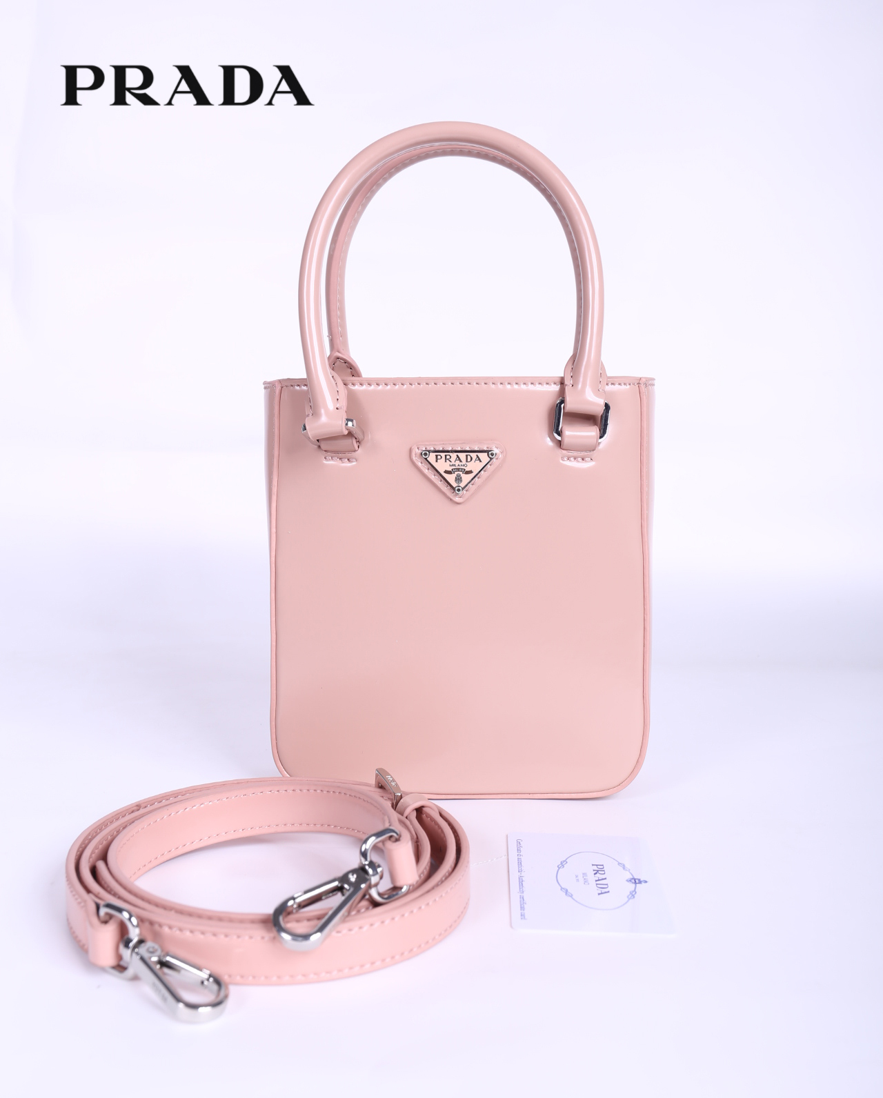 PRADA Small brushed leather tote กระเป๋าTote ขนาดเล็กที่มีดีไซน์ทรงเหลี่ยมโฉบเฉี่ยว วัสดุจากหนังเงาซึ่งเป็นวัสดุที่โดดเด่นของแบรนด์มาตั้งแต่ยุค 90'