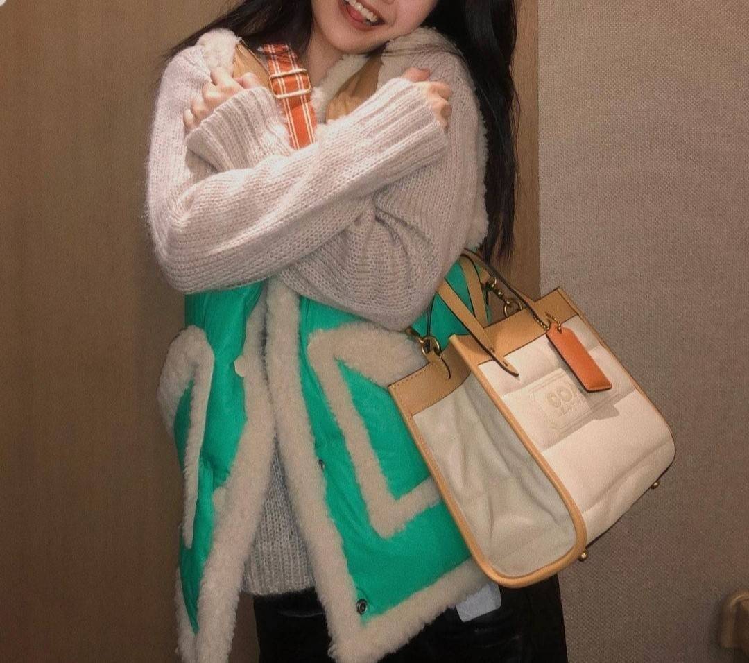 COACH CASUAL STYLE STREET STYLE 2WAY PLAIN LEATHER ELEGANT STYLE (C6958 C6852) 🌺 ที่สุด! ของที่สุด!! กระเป๋าถือ กระเป๋าสะพายรูปทรงสุดฮิต สุดคลาสสิค รุ่น UNISEX ที่ชิคๆ สบายๆ ได้ทั้งชายและหญิง// วัสดุหนังแท้ทั้งใบ ตัดเย็บด้วยหนังเนื้อนุ่มพิเศษ หนา 