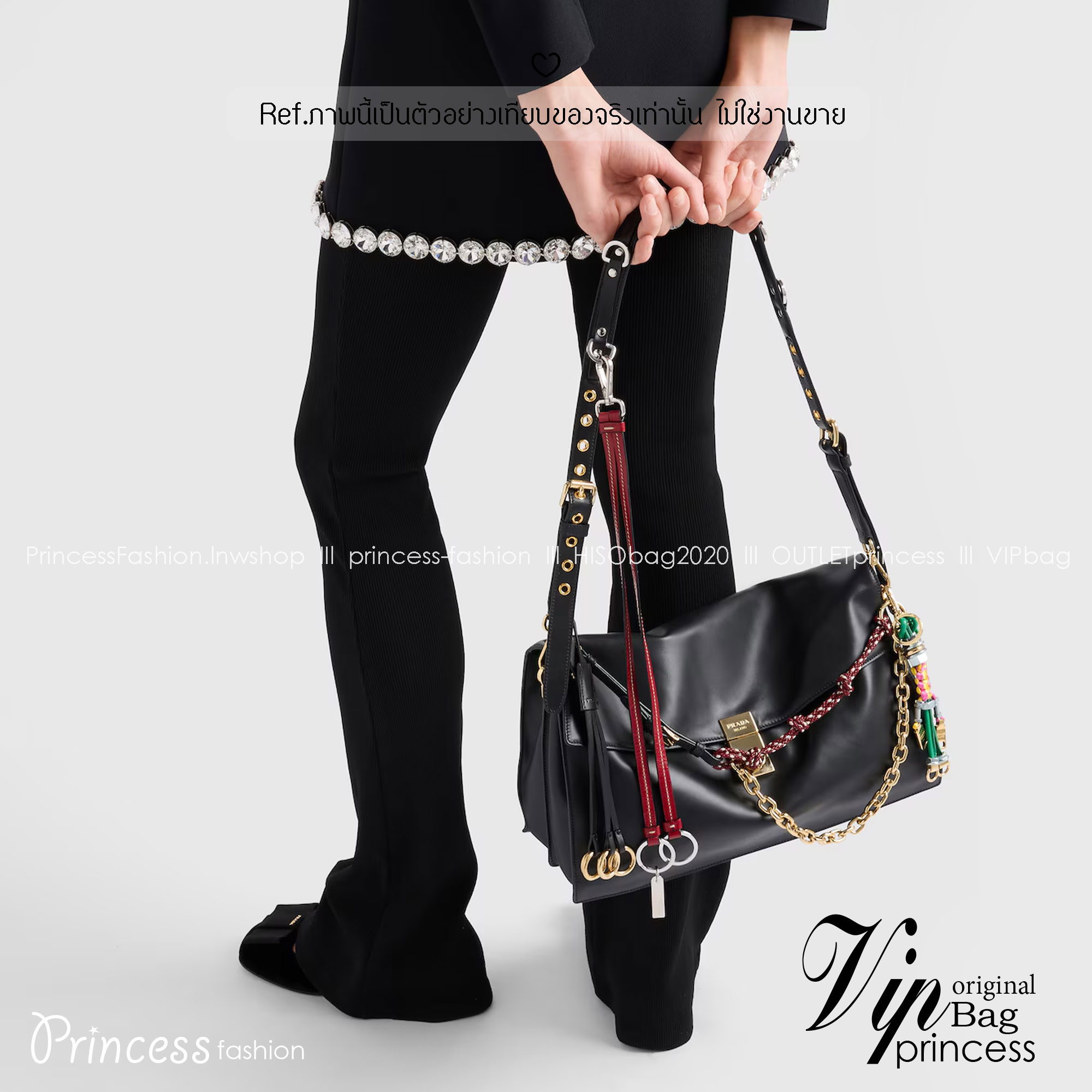 ORI หนังแท้ | 35cm Prada Soft Sound large leather shoulder bag with charms กระเป๋าสะพายทรงกล่องใบใหญ่ รุ่นใหม่ล่าสุด มาแรงแบบเกินต้าน ด้วยดีไซน์เรียบ แต่มีกิมมิคเท่ห์ๆ ที่สายและพวงห้อยหลากสีสุดคิวท์