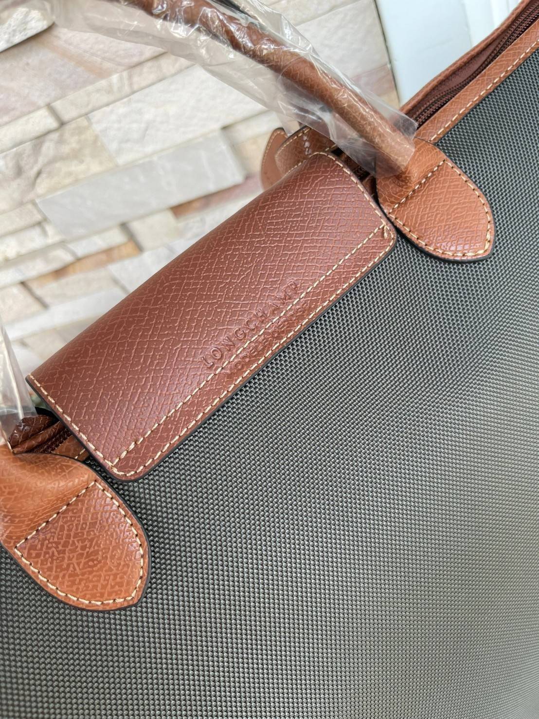 LONGCHAMP BOXFORD TRAVEL BAG L กระเป๋าเดินทางขนาดใหญ่ มาพร้อมสายสะพายที่สามารถถอดได้ ให้คุณเลือกสะพายไหล่หรือถือได้ มีซิปรูดเปิดปิดกระเป๋าที่ให้คุณมั่นใจได้ว่าคุณจัดเก็บไอเท็มของคุณได้อย่างมิดชิด บ็อคฟอร์ด (BOXFORD) สะท้อนความเป็นเอกลักษณ์ของแบรนด์ที่เปี่