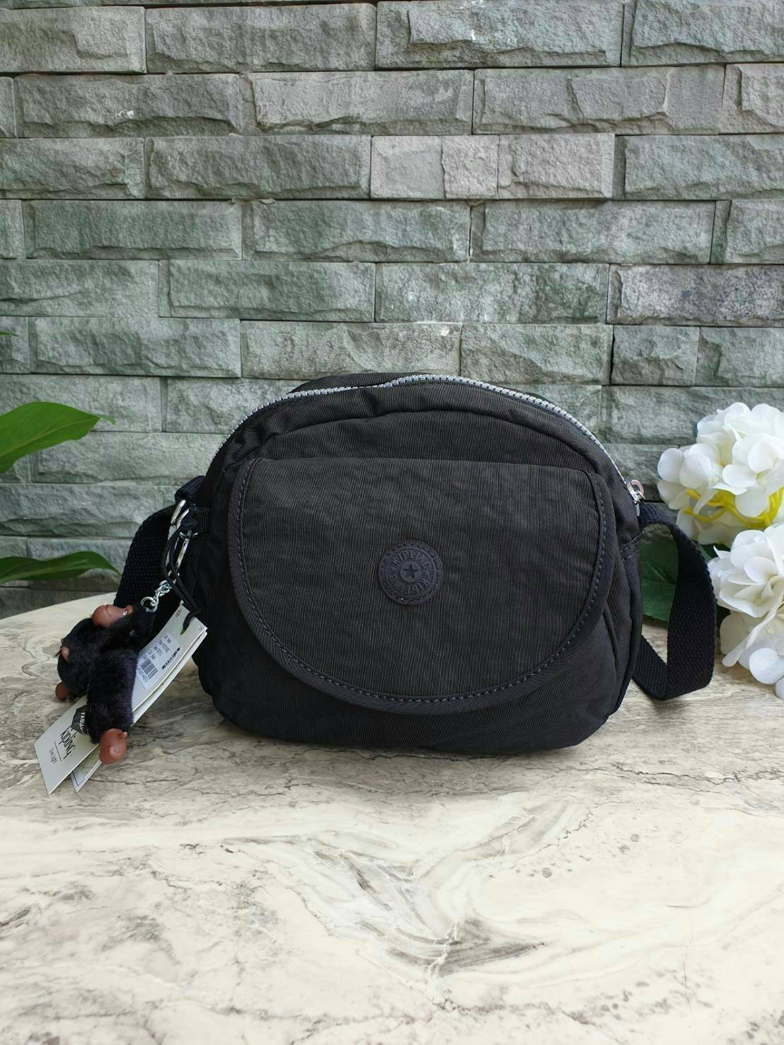 Kipling nylon shoulder bag รุ่น ( K15313 ) >>พร้อมส่งค่ะกระเป๋าสะพายข้างรุ่นใหม่ล่าสุด วัสดุไนล่อน กันน้ำ บุด้วยนวมที่ฐานกระเป๋าเพิ่มความนุ่ม >>รูปทรงสวย ขนาดกระทัดรัด มีช่องกระเป๋าด้านหน้าใส่ของจุกจิกหนึ่งช่อง >>มีช่องซิปหลักนะค่ะ ด้านใ