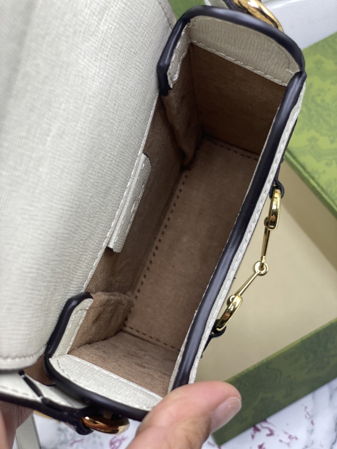 หนังแท้ GUCCI Horsebit phone bag กระเป๋าสะพาย กระเป๋าใส่โทรศัพท์สุดคลาสสิก หนังวัวแท้สีน้ำตาล/สีขาว อะไหล่ทองสวย ดีไซต์สัญลักษณ์วงแหวนตามแบบฉบับแบรนด์ สายสะพายยาวที่สามารถปรับระดับได้ ภาพสินค้าถ่ายจากงานขายจริง ใช้งานต่างประเทศได้ค่ะ