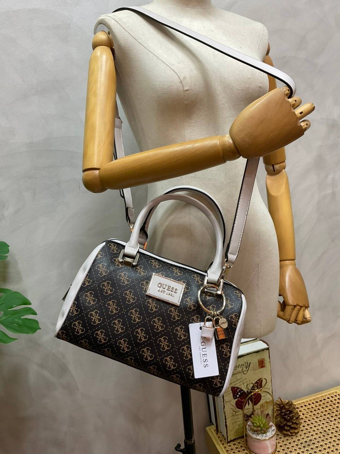 Guess Handbag with Small Shoulder Strap Tyren SG796605 New collection!! Guess ทรงหมอน ขนาดเล็ก ลายซิกเนเจอร์แบรนด์ ทรงหมอนยอดฮิต มีให้เลือก 5 สี สีสวยคลาสสิก เข้ากับง่ายกับทุกชุด ปิด/เปิด ด้วยซิป ภายในโล่งกว้าง แยกเป็นสัดส่วนใช้งาน ซับในตราแบรนด์ ใส่กระเป