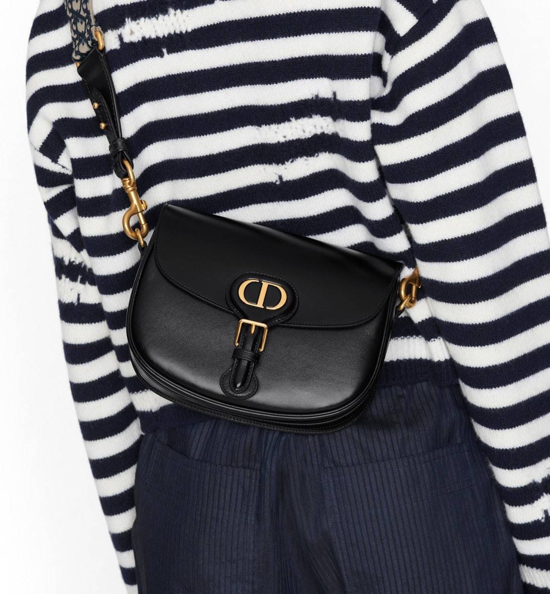 DIOR CD MEDIUM BOBBY BAG กระเป๋าสะพายข้างพรีเมี่ยมกิ๊ฟทรงสวย ดีไซน์ย้อนยุค เป็นเอกลักษณ์ไม่เหมือนใคร เปิด-ปิดด้วยกระดุมแม่เหล็ก ใช้งานง่าย อะไหล่ทองดูหรู ภายในเป็นช่องโล่ง มาพร้อมสายสะพาย crossbody ถอดออกได้ ปรับได้ จะถือเป็นคลัทช์ออกงานก็ได้ สะพายไปทำงาน