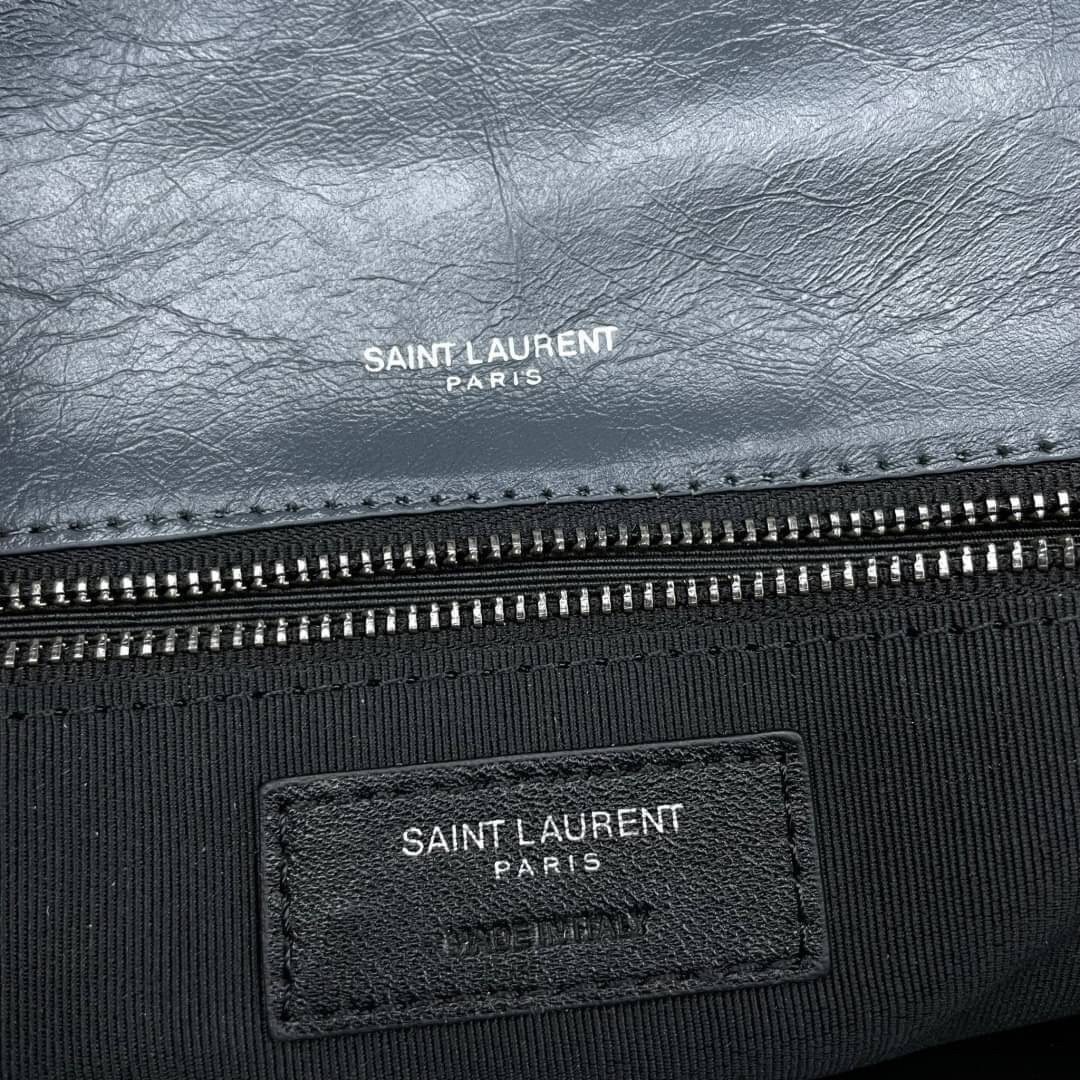 Saint Laurent Niki shoulder bag กระเป๋าสะพายรุ่นโดดเด่นด้วยโครงสร้างทำจากหนังวัว หนังมันเงา นิ่ม งานสวยมากๆ ค่ะ ด้านหน้าประดับโลโก้แบรนด์ และมีช่องสำหรับเก็บของที่หยิบใช้บ่อย ตอบโจทย์การใช้ชีวิตระหว่างวันได้ดีมากๆ สายสพายดีไซน์ได้หลายรูปแบบ แมทกับการแต่งต