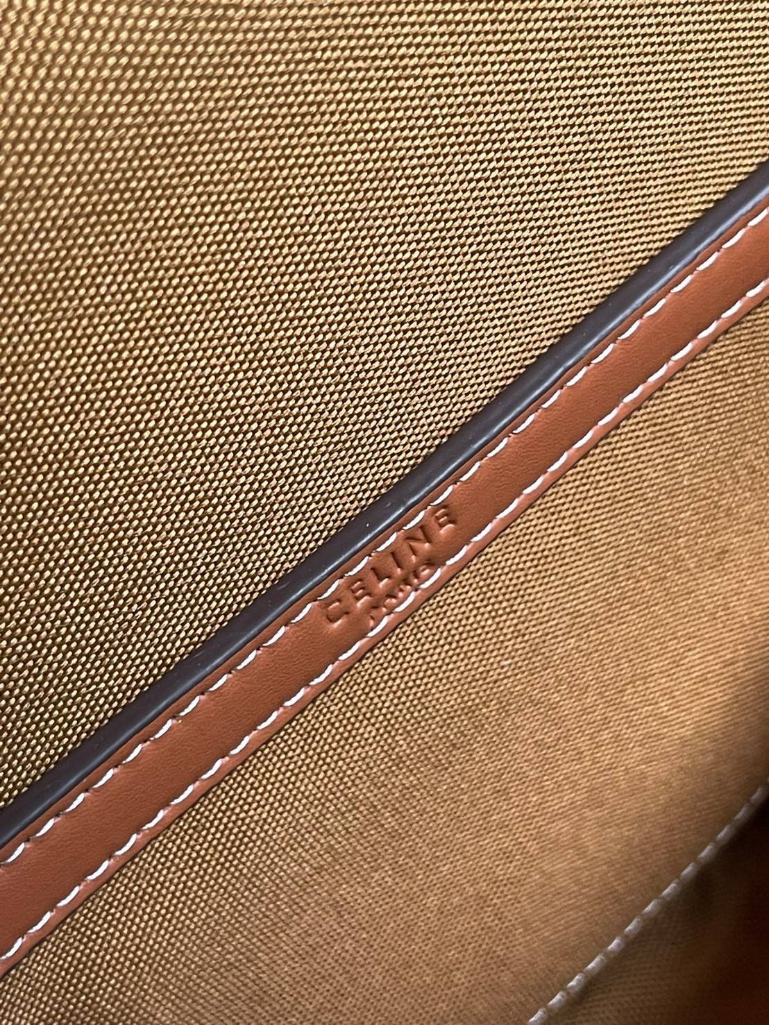 CELINE MEDIUM FOLCO BAG IN TRIOMPHE CANVAS หากใครที่กำลังมองหากระเป๋าสะพายข้าง ขนาดกะทัดรัด และเรียบหรู ต้องใบนี้เลยค่ะ เป็นกระเป๋าเปิดปิดแบบแบบฝาผับที่มีรูปทรงโค้งและที่ล็อกรูปทรงคล้ายเข็มขัด อีกทั้งยังสะท้อนความสวยสไตล์สาวปารีสได้อีกด้วย ด้านในของรุ่นนี