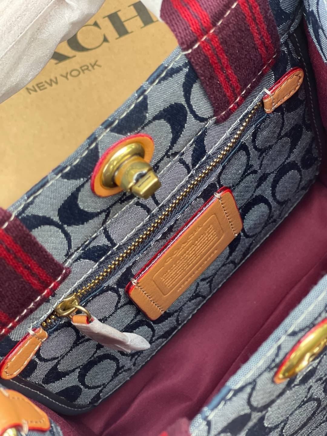 COACH Tote 22 In Signature Chambray หากคุณกำลังมองหากระเป๋าที่มีดีไซน์แปลกตา ไม่ค่อยเหมือนที่พบเห็นทั่วไป