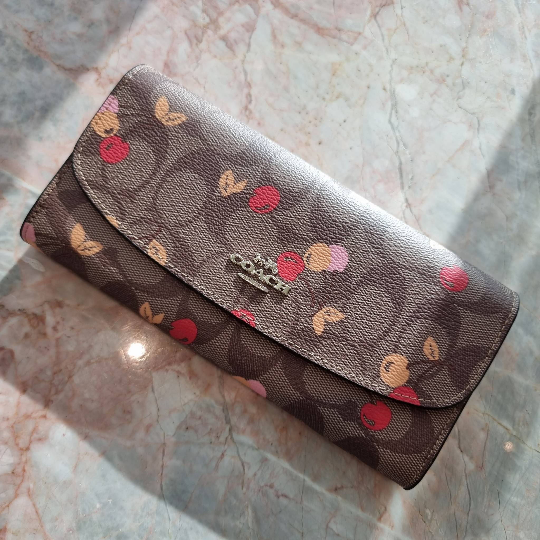 OUTLET 】COACH F31562 SLIM ENVELOPE WALLET IN SIGNATURE CANVAS WITH CHERRY PRINT คอลเลคชั่นใหม่ล่าสุด ต้อนรับนิวเยียร์ไปเลย!! 🍒🎊 กระเป๋าสตางค์รุ่นขายดี ทรงจดหมายรุ่นฝาพับ ดีไซน์ลายเชอร์รี่ น่ารักสดใส วัสดุหนังแคนวาสเคลือบลาย ภายในใส่มือถือไ