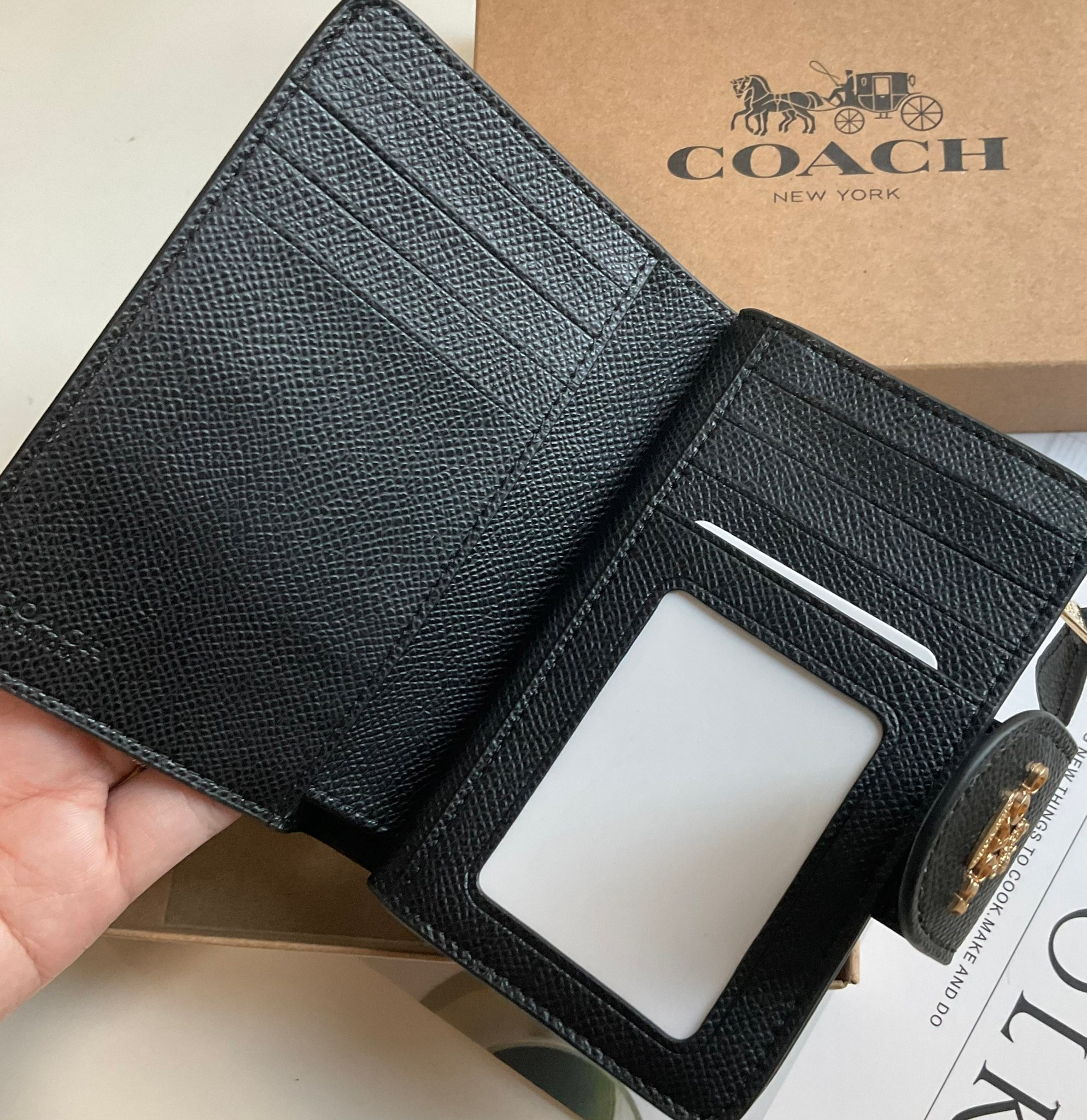 COACH SMALL WALLET IN SIGNATURE CANVAS กระเป๋าสตางค์ใบกลาง แบบพับสองตอน เปิดปิดด้วยกระดุมปั้มแบรนด์ ด้านในมีช่องใส่บัตรหลายช่อง พร้อมช่องใส่รูป และช่องใส่ธนบัตร ด้านหลังมีช่องซิปเหรียญอีกหนึ่งช่อง น้ำหนักเบา พกพาสะดวก อะไหล่ทองสุดหรู ห้ามพลาดค่ะ!