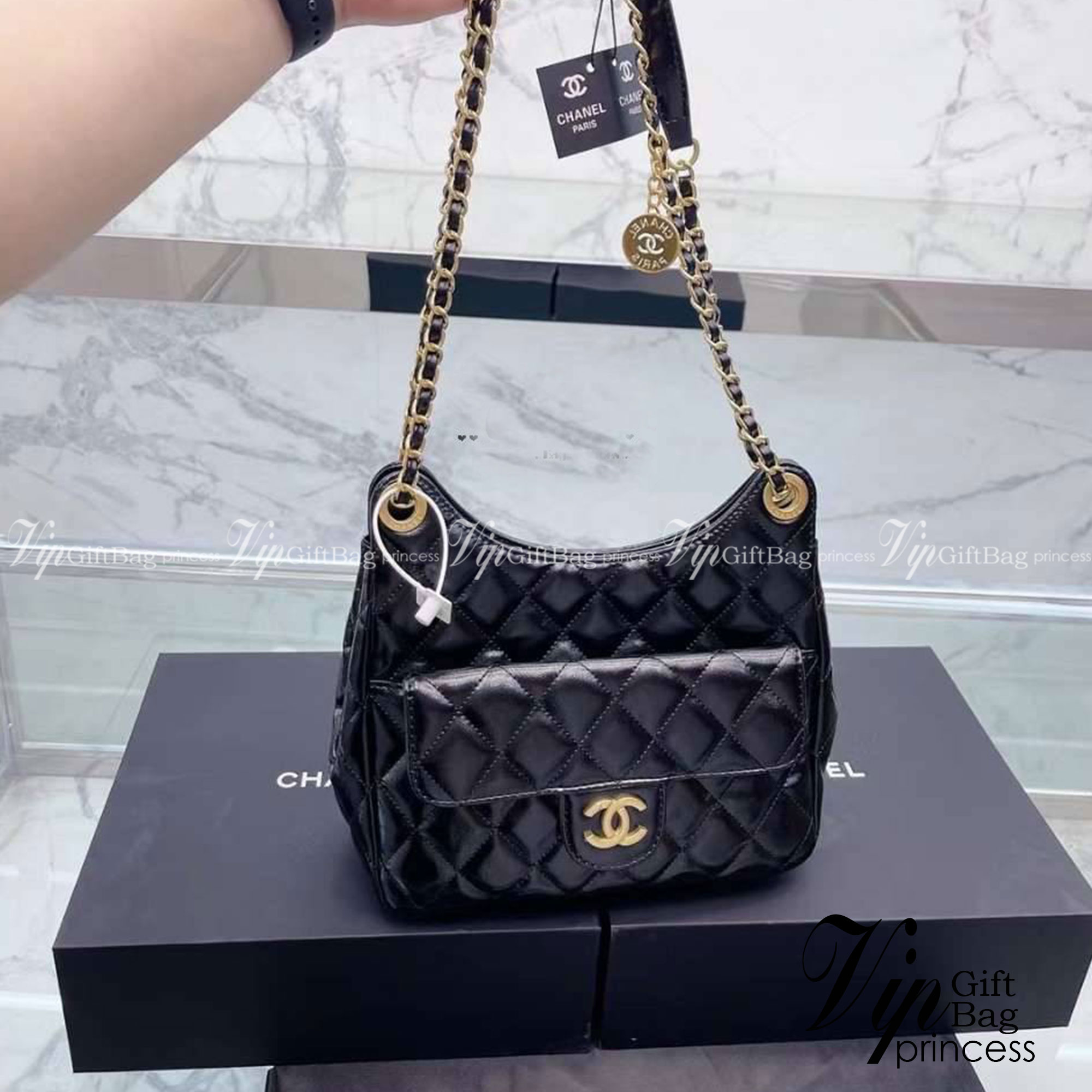 CHANEL SMALL HOBO BAG ใหม่ล่าสุดก่อนใคร กับคอลใหม่ลุคลูกคุณยอดฮิต Shiny Crumpled Calfskin & Gold-Tone Metal ตอบโจทย์ได้ทุกลุค ทุกไลฟ์สไตล์ ใช้งานได้ง่ายคล่องตัว กับกระเป๋าสะพายข้าง ปรับเปลี่ยนการใช้งานได้หลากหลาย ภายในเป็นช่องโล่ง สะพายไปเที่ยว ทำงาน ออกเ