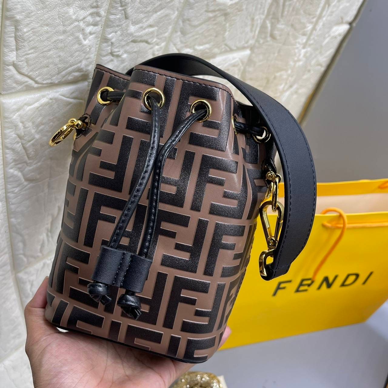 หนังแท้ FENDI Mon Tresor Brown leather mini-bag / FENDI MON TRESOR BUCKET BAG พร้อมส่งที่ไทย ภาพสินค้าถ่ายจากงานขายจริง ใช้งานต่างประเทศได้ค่ะ Small Mon Tresor bucket bag