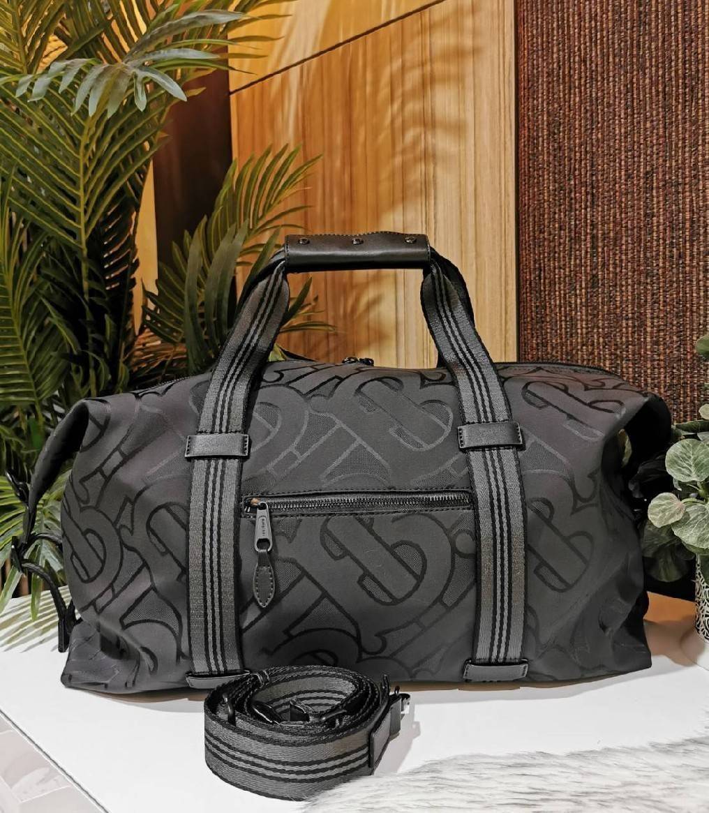 BURBERRY FRAGRANCES MONOGRAM TRAVEL BAG GIFT WITH PURCHASE GWP Limited จาก BURBERRY PURFUME COUNTER วัสดุ POLYAMIDE ขึ้นลาย Monogram คอลเลคชั่นล่าสุด ใบใหญ่จุใจแ2ต่น้ำหนักเบา ใส่สัมภาระขึ้นเครื่องเดินทางได้ ใส่เสื้อผ้า รองเท้า เอกสาร A4 iPad Notebookได้ ภ