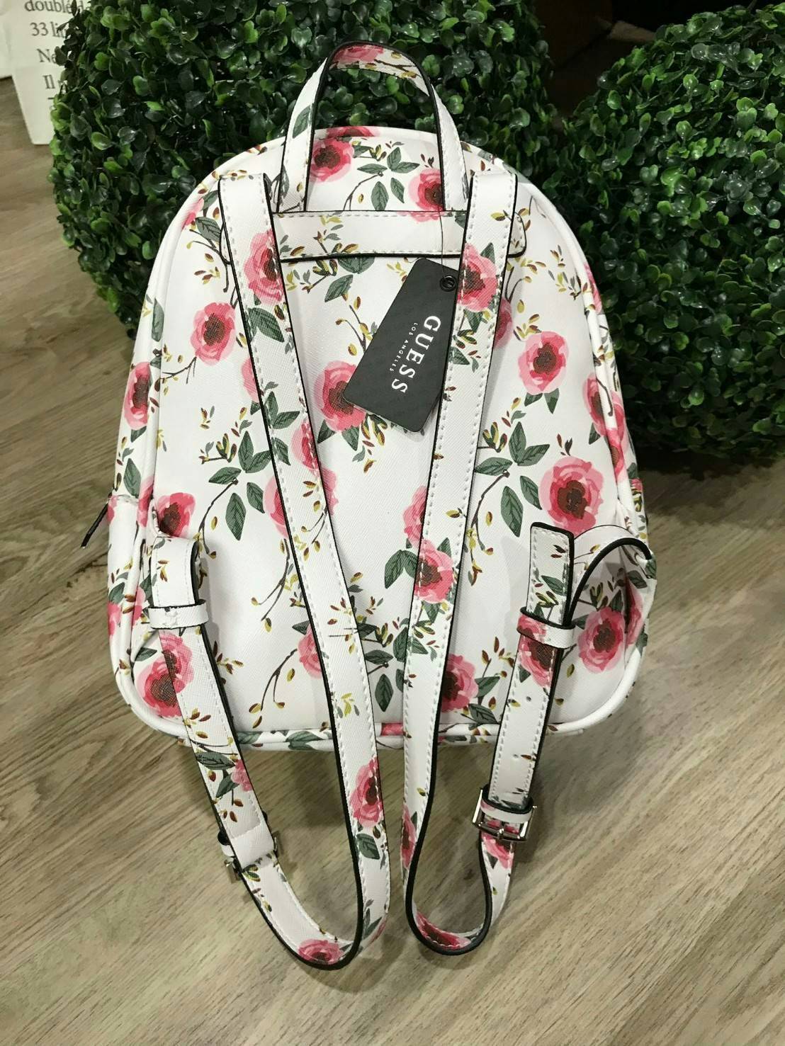 GUESS WOMAN'S FACTORY BACKPACK กระเป๋าเป้รุ่นใหม่ล่าสุดขนาดกำลังดีวัสดุหนังแกะสังเคราะห์พิมพ์ลายดอกไม้สวยน่ารัก น้ำหนักเบา มีหูหิ้วเเละสายสะพายหลังเลื่อนปรับได้ ด้านหน้ามีโลโก้และช่องซิป เปิดปิดด้วยซิปสะดวกใช้ ภายในกว้างและจุ ใส่ ipad กระเป๋าสตางค์ใบ