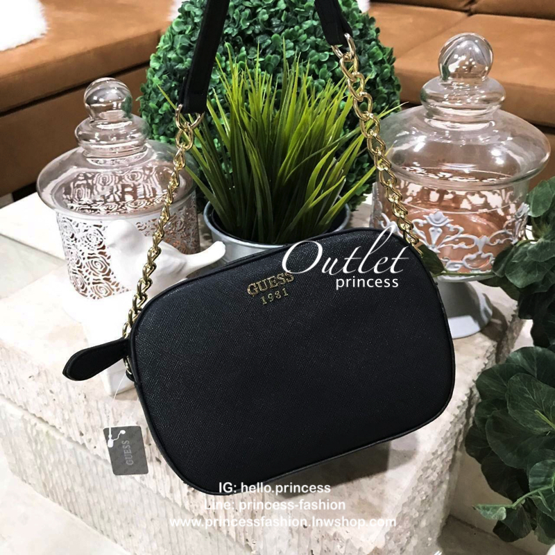 GUESS SAFFIANO SLING BAG กระเป๋าถือหรือสะพายจาก GUESS FACTORY หนัง Saffiano สวยอยู่ทรงขนาดมินิกำลังน่ารัก ด้านหน้าประดับโลโก้แบรนด์อะไหล่เงิน เปิดปิดด้วยซิปสะดวกใช้ ภายในมีโลโก้สามารถใส่มือถือiphone8+ ของจุกจิกได้ มาพร้อมสายสะพายโซ่ต่อหนังปรับไม่ได้ Cross