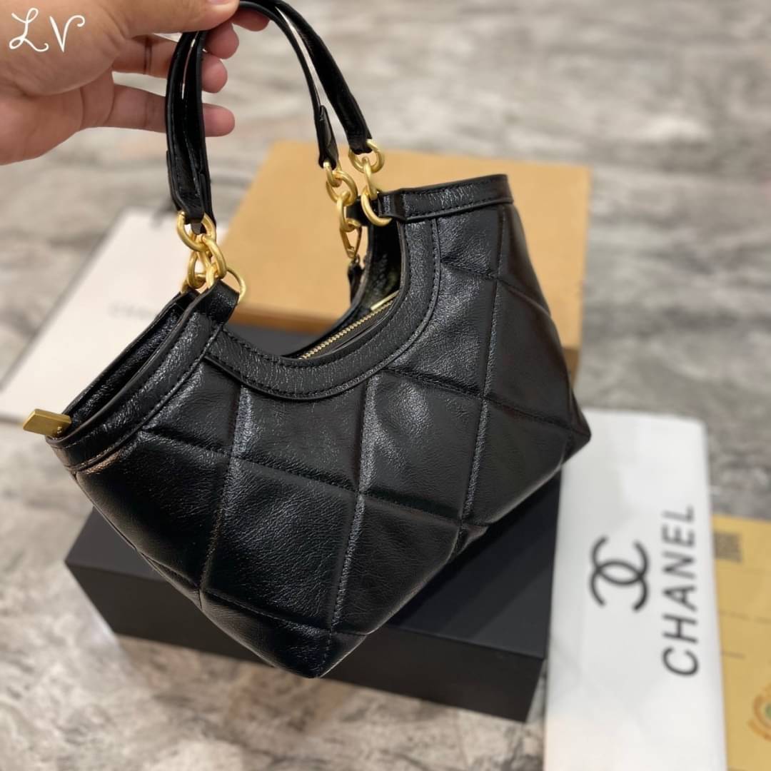 Chanel Tote Handbag & Crossbody Bag กระเป๋าสะพายทรงโท้ท งานหนังสวยเต็มใบ จุของได้แบบจุกๆ ดีไซน์คลาสสิค ใช้งานได้ง่ายด้วยหูจับและสายสะพาย ที่สามารถถอดออกได้ ในวันที่อยากปรับเปลี่ยนลุค รับรองว่าเก็บได้หมดทุกไอเท็มจำเป็น แนะนำเลยน้า