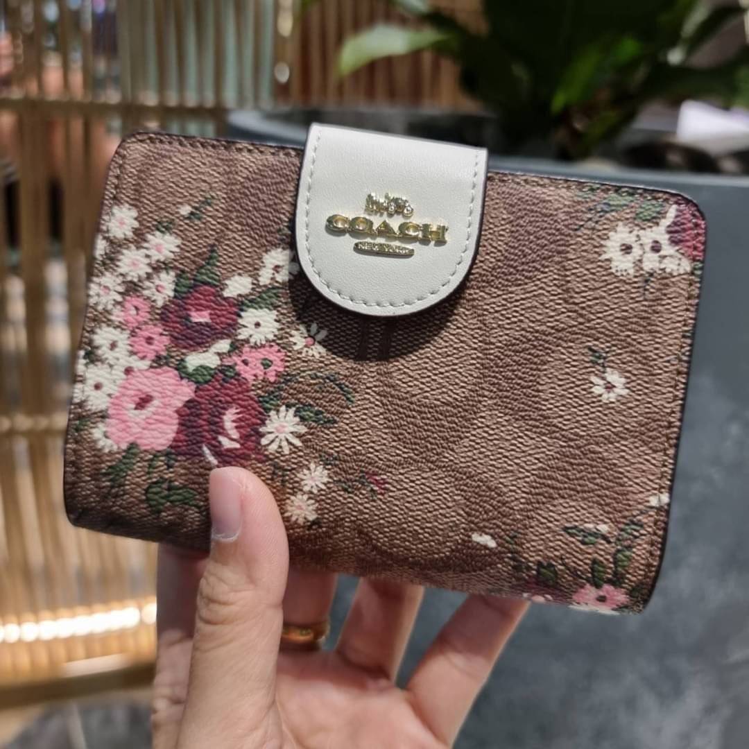 COACH C3375 MEDIUM CORNER ZIP WALLET IN SIGNATURE CANVAS WITH DAISY PRINT ดีไซน์ใหม่ล่าสุด!! คอลเลคชั่นลายพริ้นท์ เพิ่มลูกเล่นให้กระเป๋าสตางค์ของคุณ กับกระเป๋าสตางค์ใบกลาง ขนาดกำลังเหมาะมือ วัสดุหนังแคนวาส ดูแลรักษาง่าย มีช่องใส่บัตรและธนบัตรครบ และช่องซิ