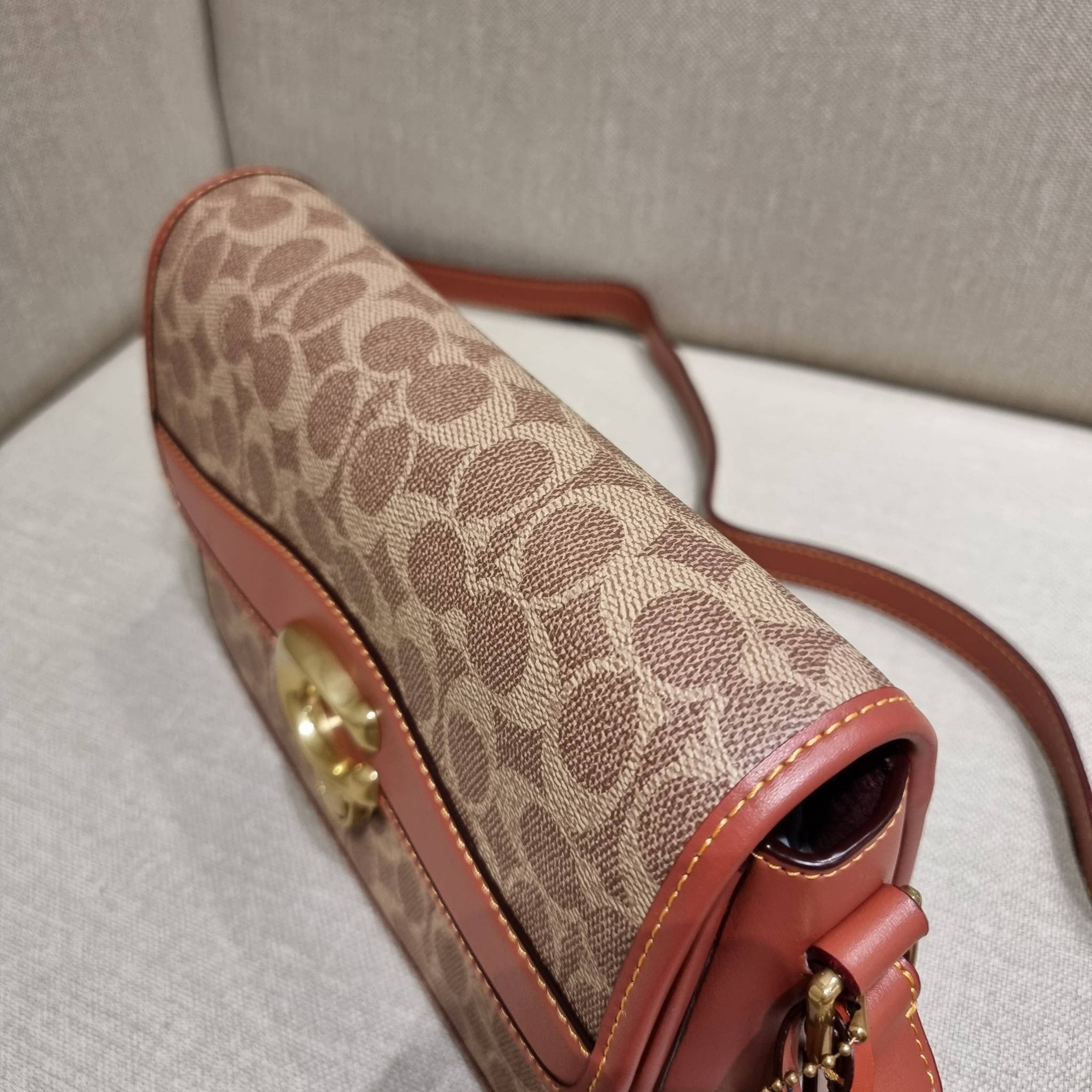 OUTLET 】COACH STUDIO SHOULDER BAG IN SIGNATURE CANVAS (C6639 C6640) สีใหม่รับความเฮง กับคอลเลคชั่นใหม่สุดอีกหนึ่ง!! มาแบบเลิศๆหรูๆมากแม่ กระเป๋าสะพายข้างลุคไฮน์ ที่ดีไซน์ออกมาได้ปัง และดูแพงมากๆ ด้วยดีเทลคลาสสิคผสานความเป็นเอกลักษณ์ เรียบง่ายแต่แฝงความมีด