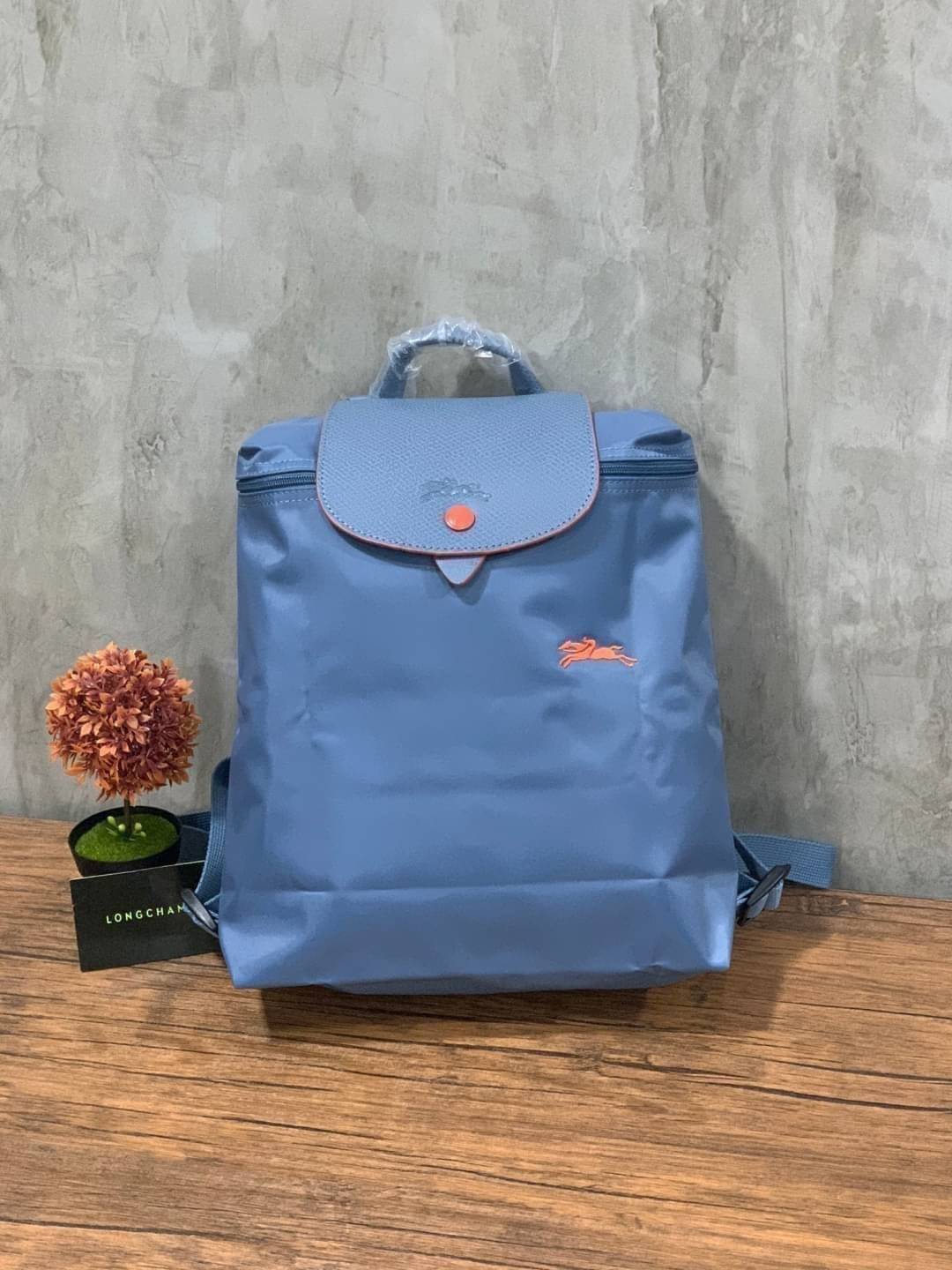ของแท้ 💯% Longchamp LE PLIAGE Club Backpack พบกับอีกหนึ่งสไตล์ของLongchamp ที่เป็นรุ่นยอดนิยมอีกรุ่น สำหรับสาวแฟชั่นหัวทันสมัย เติมความพิเศษให้กับลุคด้วย ยังมีสีให้เลือกเยอะเรียกได้ว่าชอบสีโทนไหน ชอบแต่งตัวสไตล์ไหนก็เอาไปแมทช์กันได้เลย