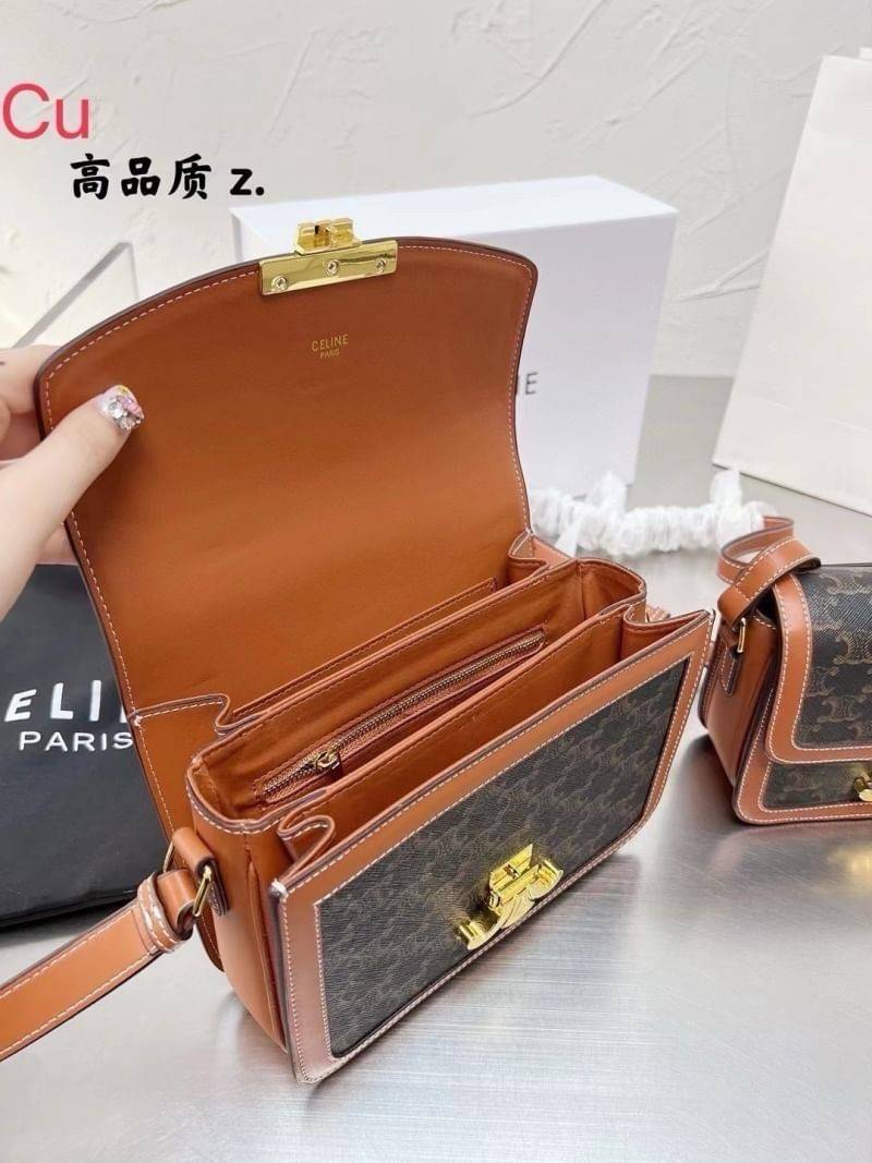 CELINE TEEN TRIOMPHE BAG in Triomphe Canvas กระเป๋าสะพายรูปทรงสี่เหลี่ยมพิมพ์ลายแบรนด์ รุ่นฮอตฮิตของเหล่าดาราและเซเลบทั้งหลาย ดีไซต์เรียบหรู สีดำคลาสสิกอะไหล่ทอง เป็นอีกใบที่เรียบหรูดูแพงที่สุดค่ะ