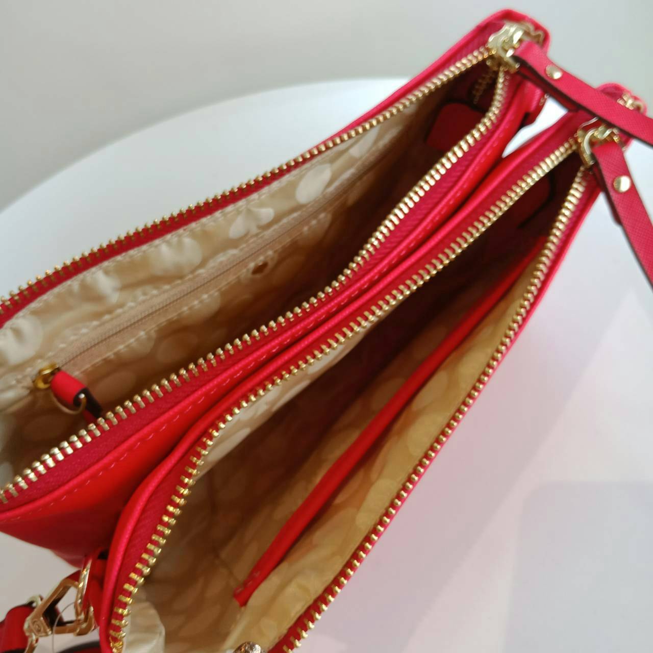 Kate Spade 2 zips crossbody bagกระเป๋าสะพายครอสบอดี้ **ทรงน่ารัก เปิดปิดกระเป๋าด้วยซิป2ช่อง ด้านในมีช่องซิป อีกด้านมีช่องใส่ของ หนังนื่ม นุ่มมือ สายสะพายเลื่อนปรับระดับได้ สามารถใส่กปต.ยาว ได้พอดีน้าา บอกเลยว่า เริ่ดมากจริงๆ คุ้มค่าราคาที่สุดค้าาา